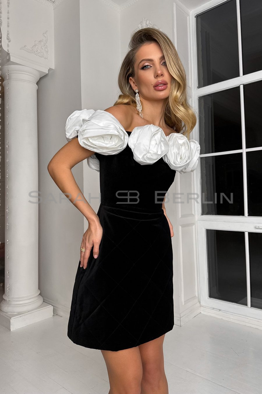 Платье выше колен из итальянского бархата, с открытыми плечами, с белыми розами