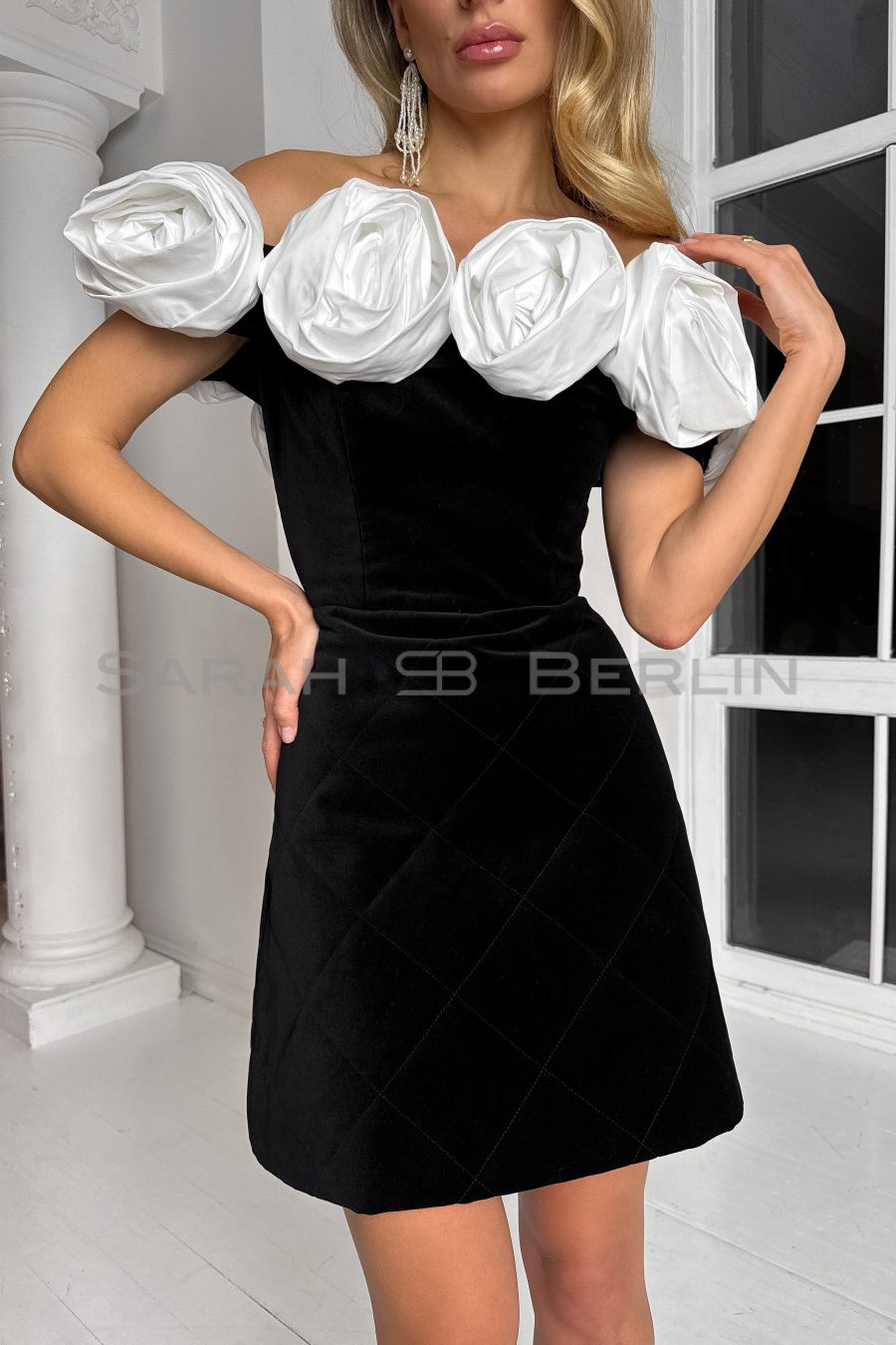 Платье выше колен из итальянского бархата, с открытыми плечами, с белыми розами