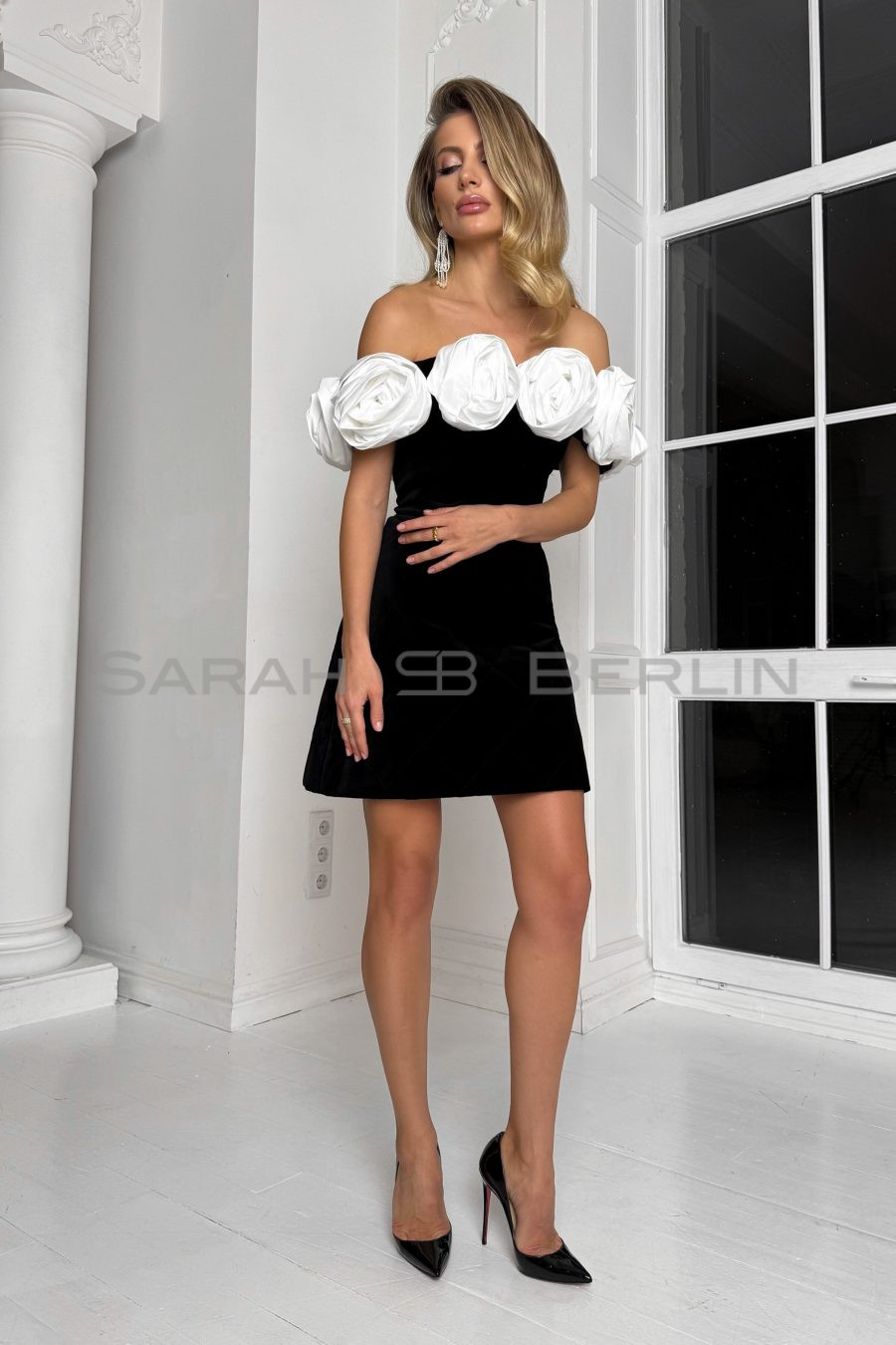 Сукня вище колін з італійського оксамиту, з відкритими плечима, з білими трояндами