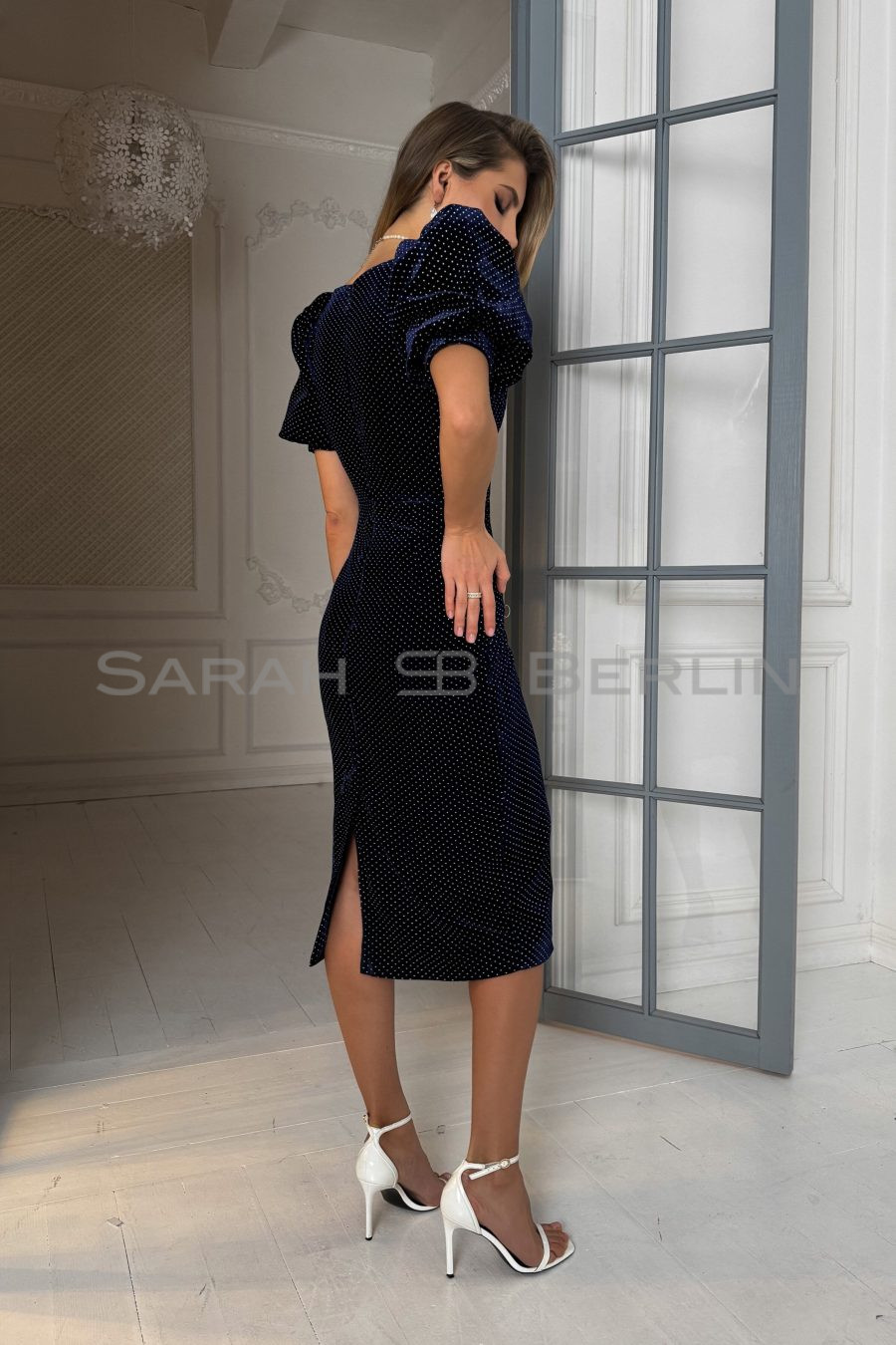 Платье в горошек с рукавами фонарик, из итальянского бархата на шелковой основе