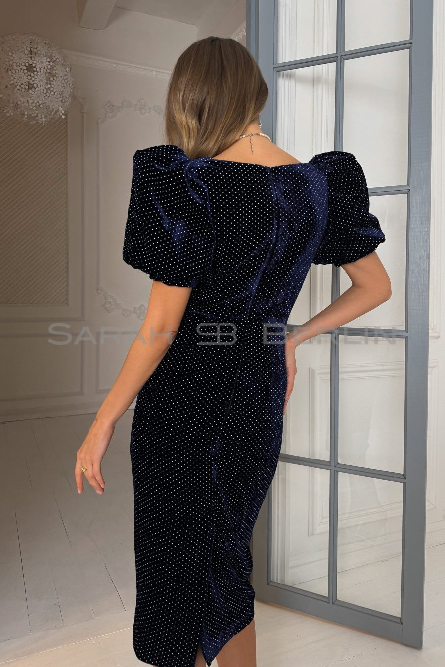 Платье в горошек с рукавами фонарик, из итальянского бархата на шелковой основе