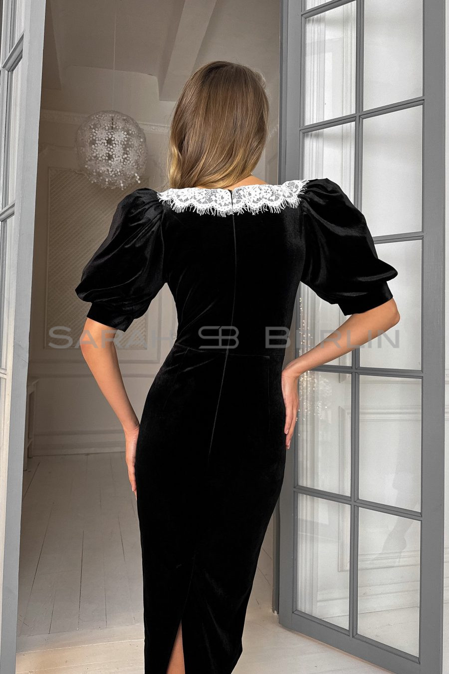 Velvet dress with lantern sleeves, with white lace