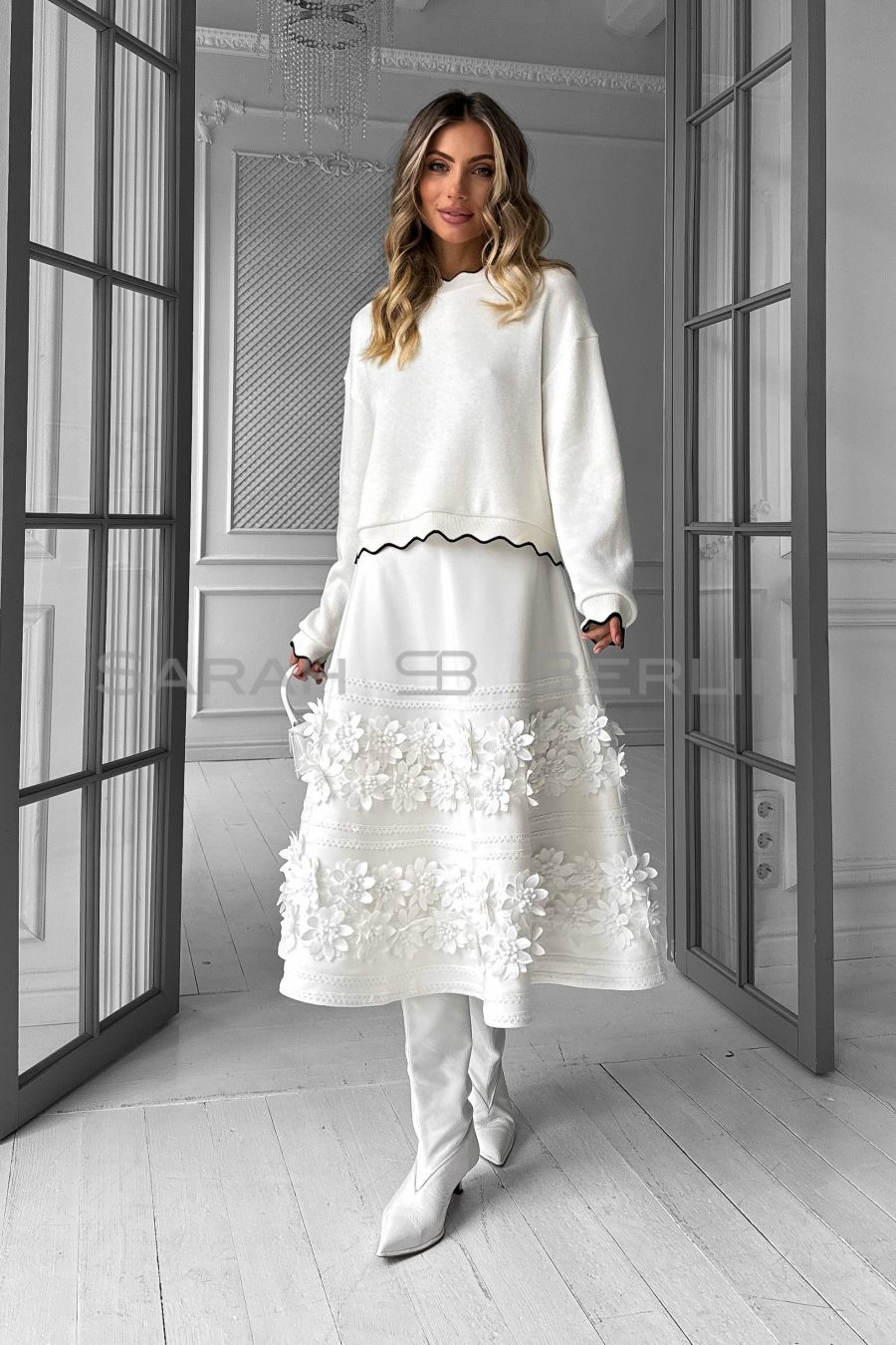 Flared midi skirt with 3D lace