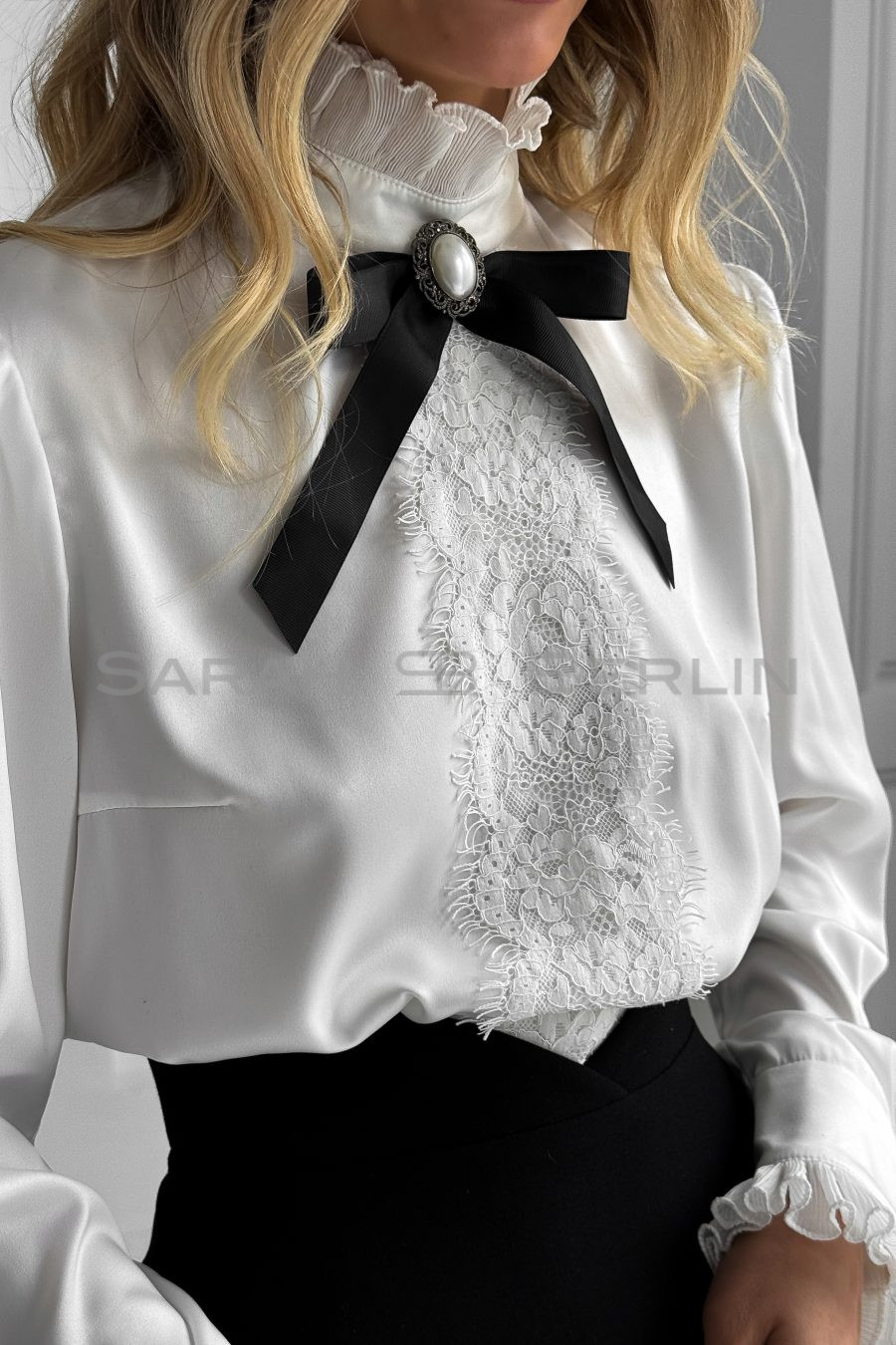 Шовкова блуза з мереживом, з манжетами та коміром пліссе