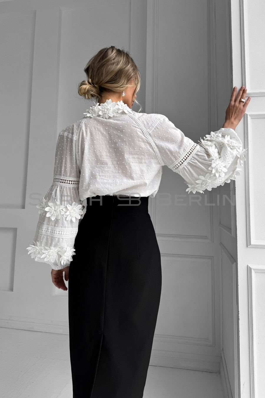 Cotton blouse with raglan sleeves, with 3D lace