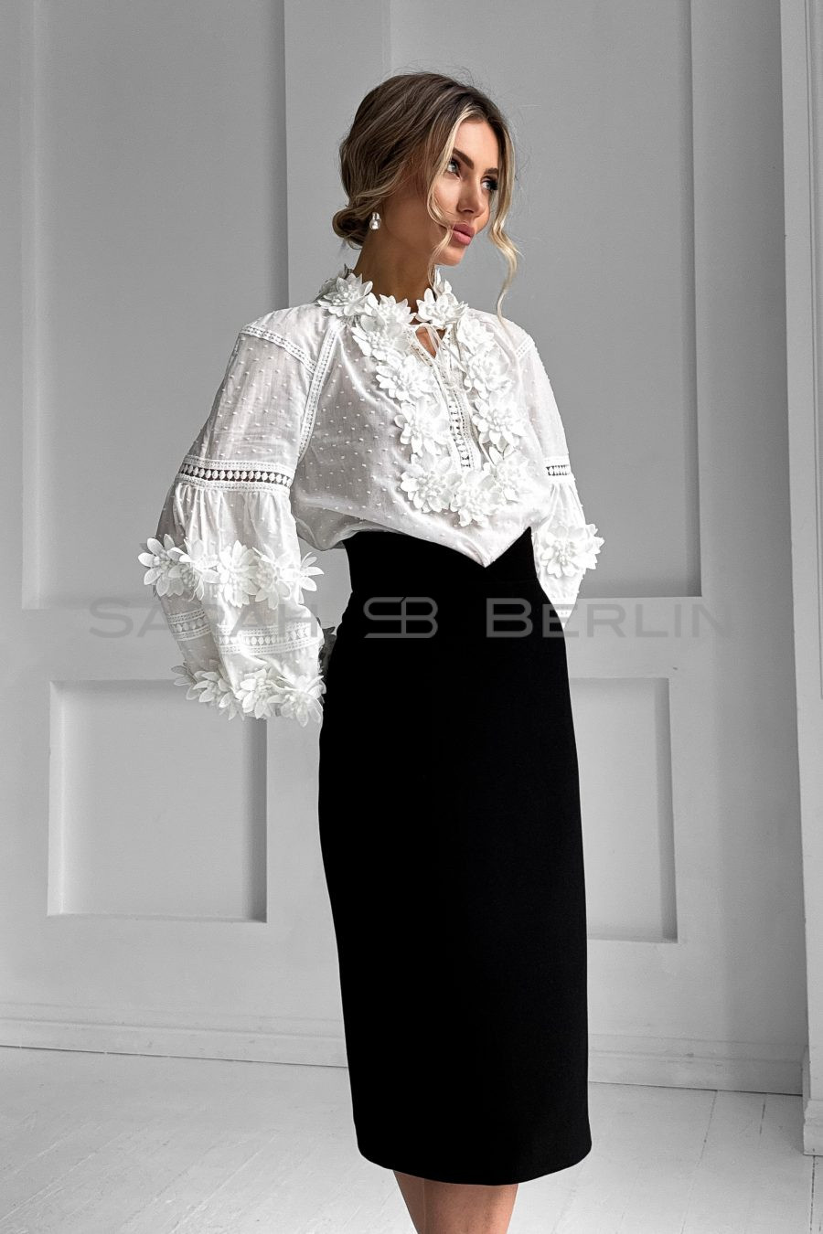 Cotton blouse with raglan sleeves, with 3D lace