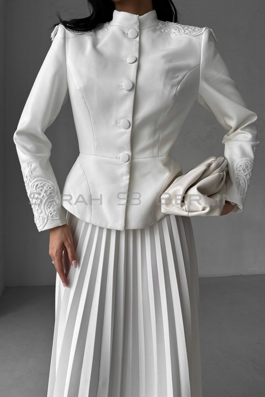 Jacket with figured peplum, with lace on shoulders and sleeves