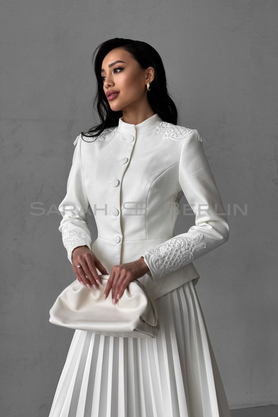 Jacket with figured peplum, with lace on shoulders and sleeves