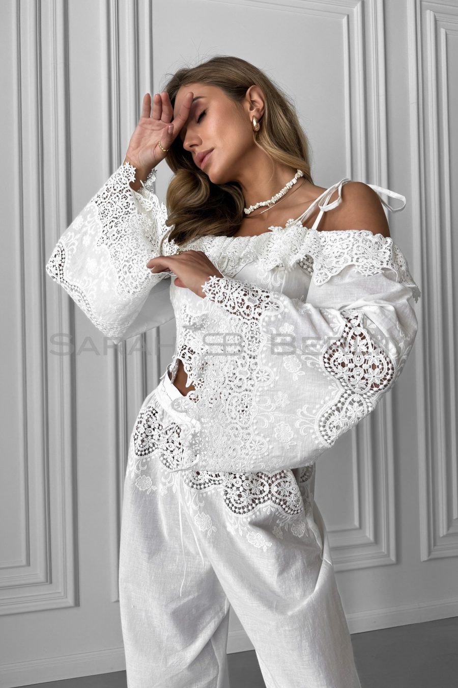 Off-shoulder cambric top with Roman embroidery