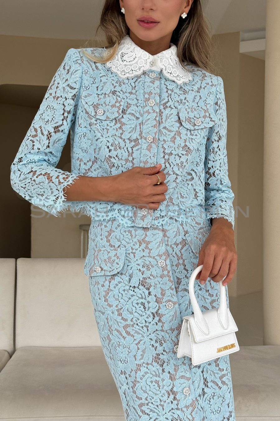 Lace suit with white collar, front closure: top and skirt