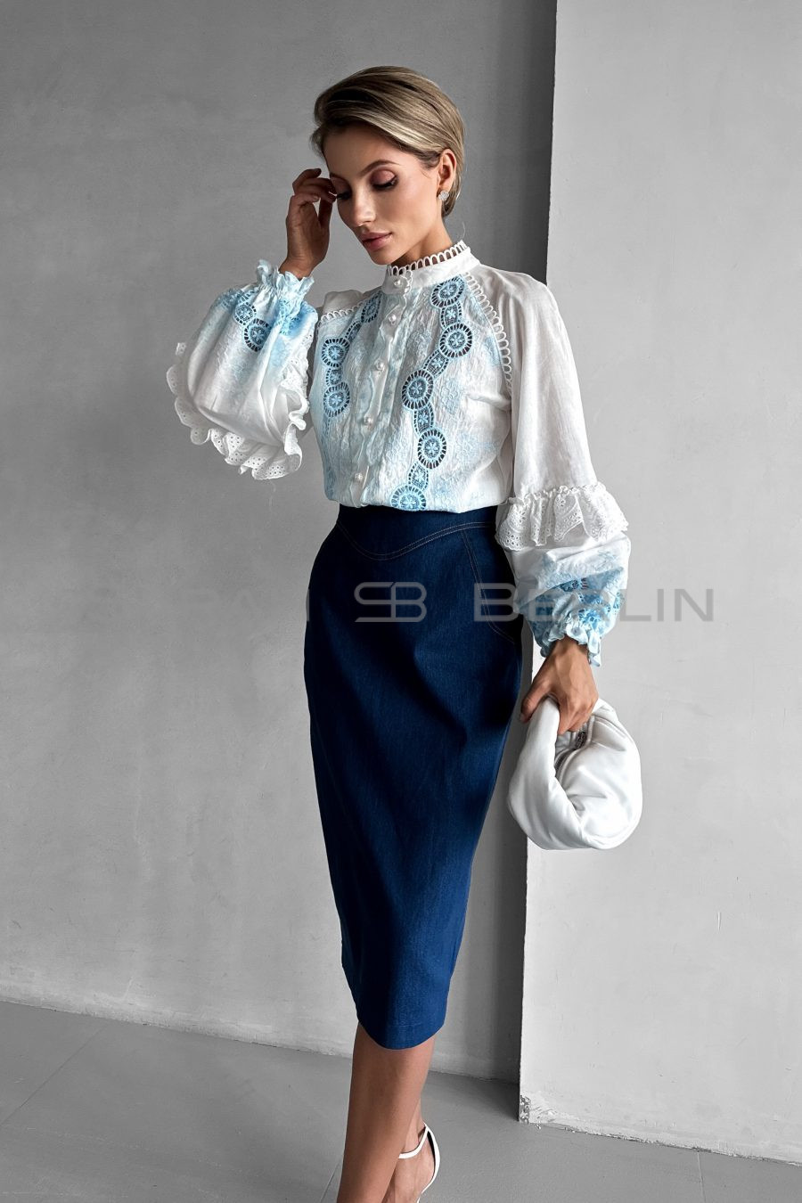 Cotton blouse with raglan sleeves, with embroidery and lace