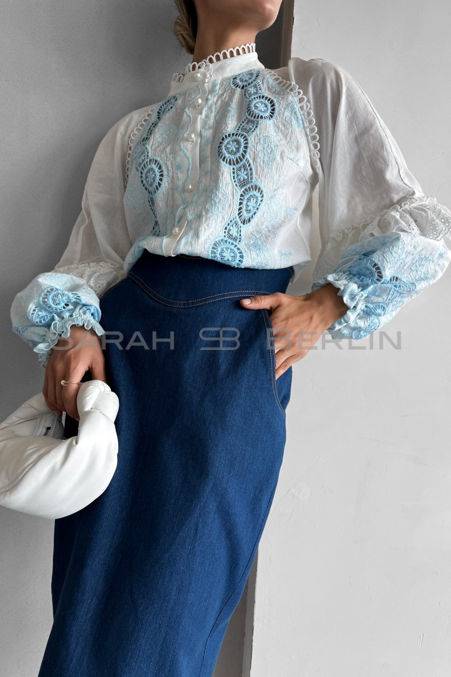 Cotton blouse with raglan sleeves, with embroidery and lace