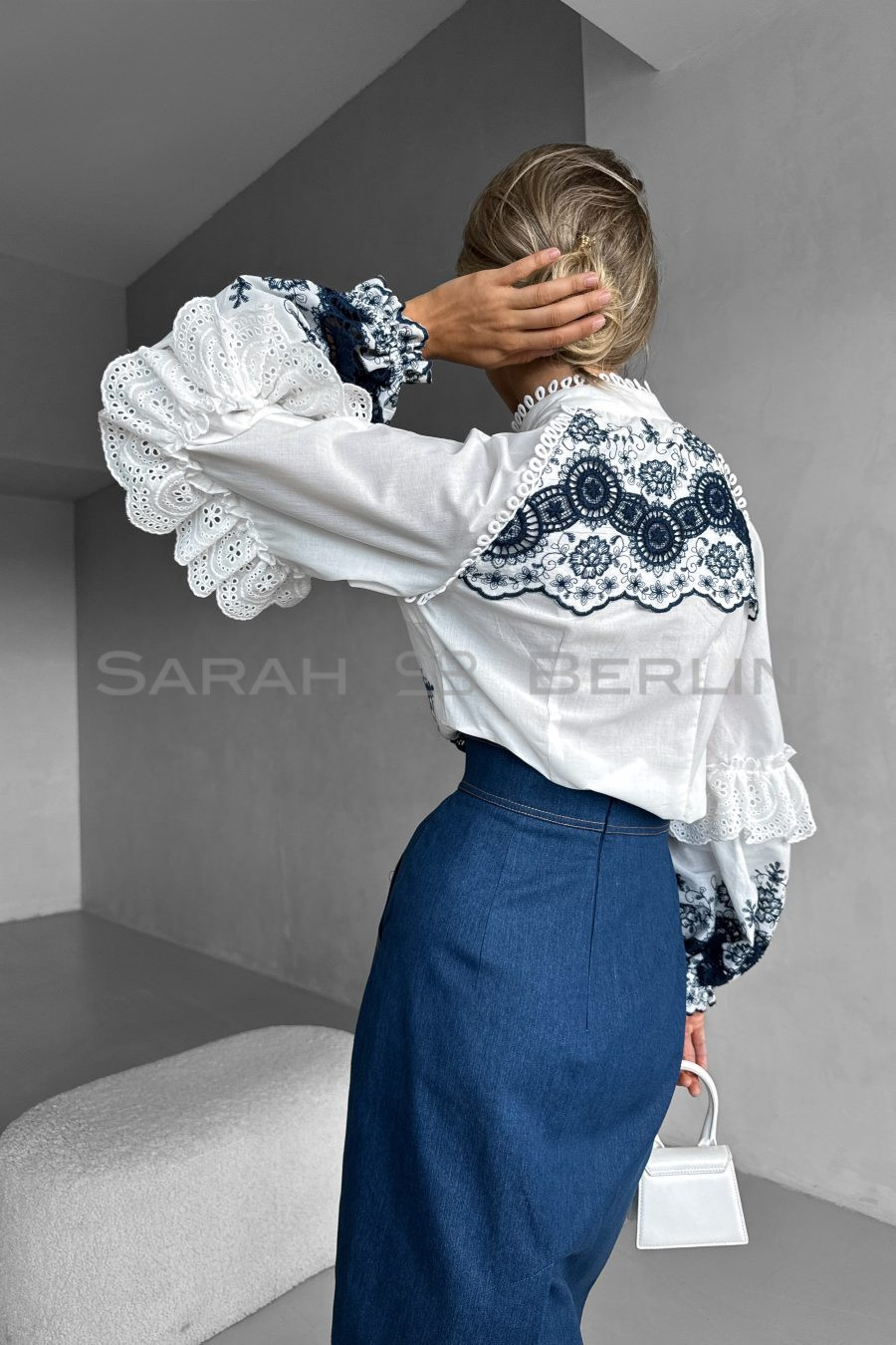 Cotton blouse with raglan sleeves, with embroidery and lace