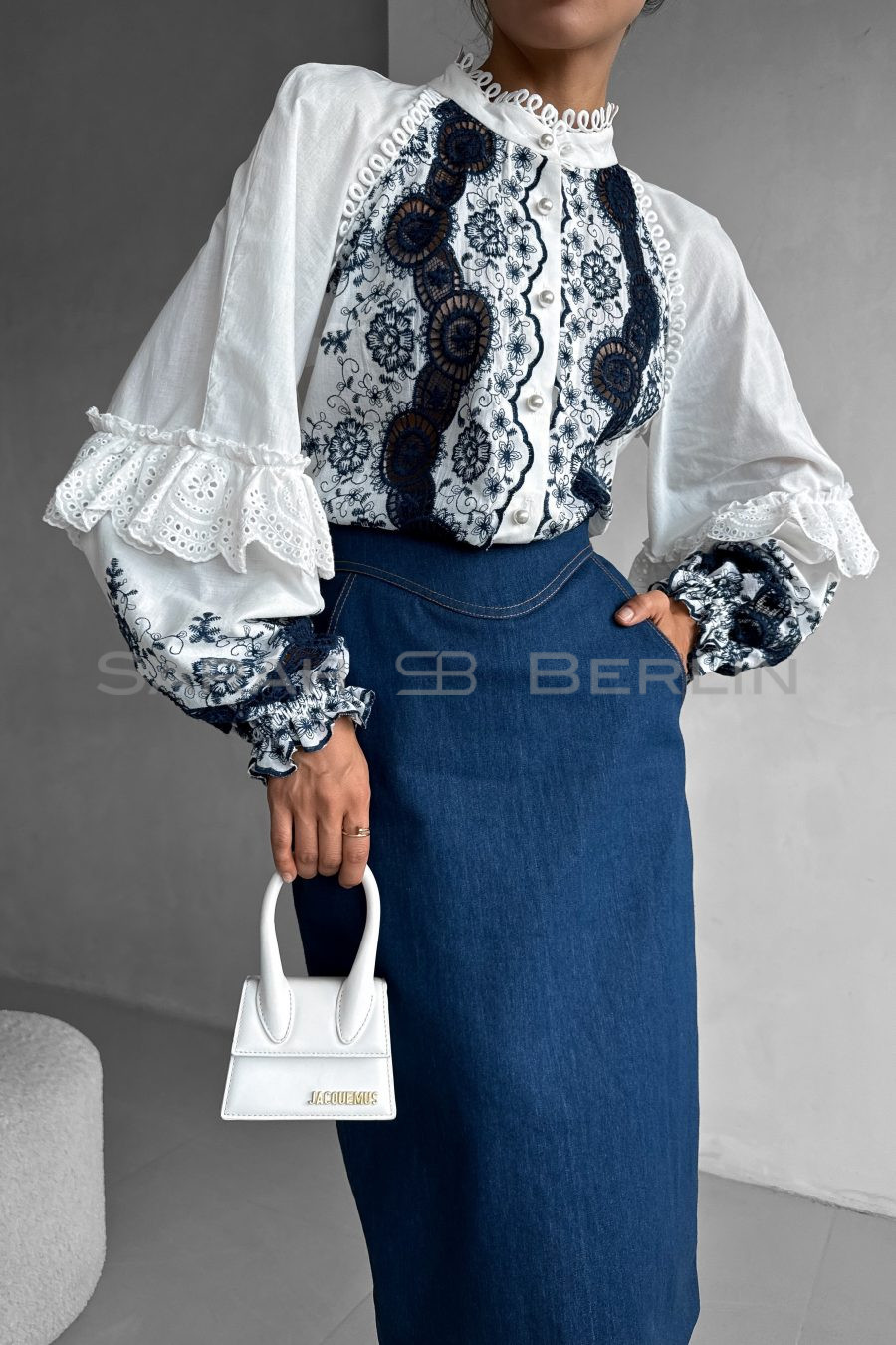 Cotton blouse with raglan sleeves, with embroidery and lace