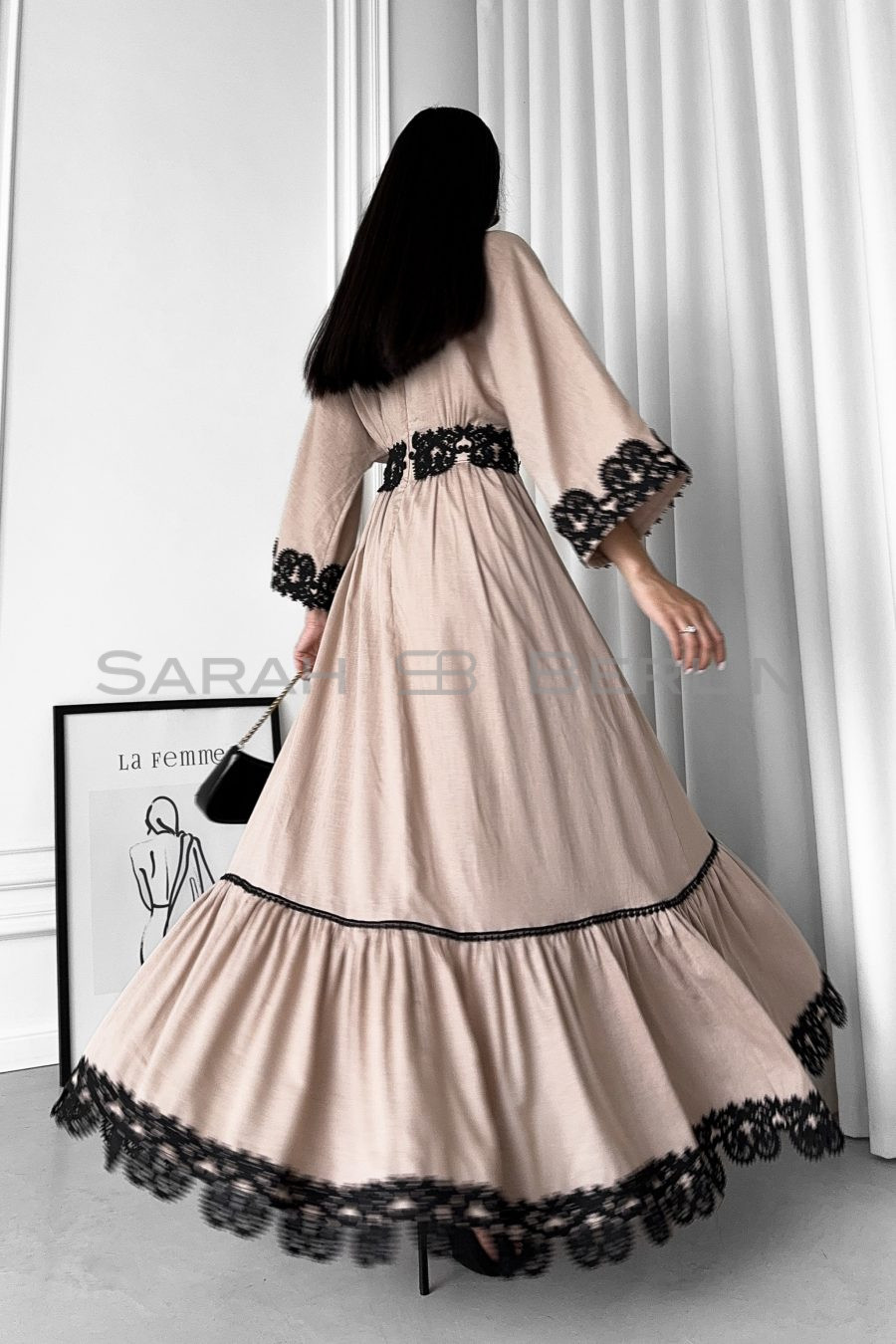 Linen fitted dress with one-piece sleeves, with lace