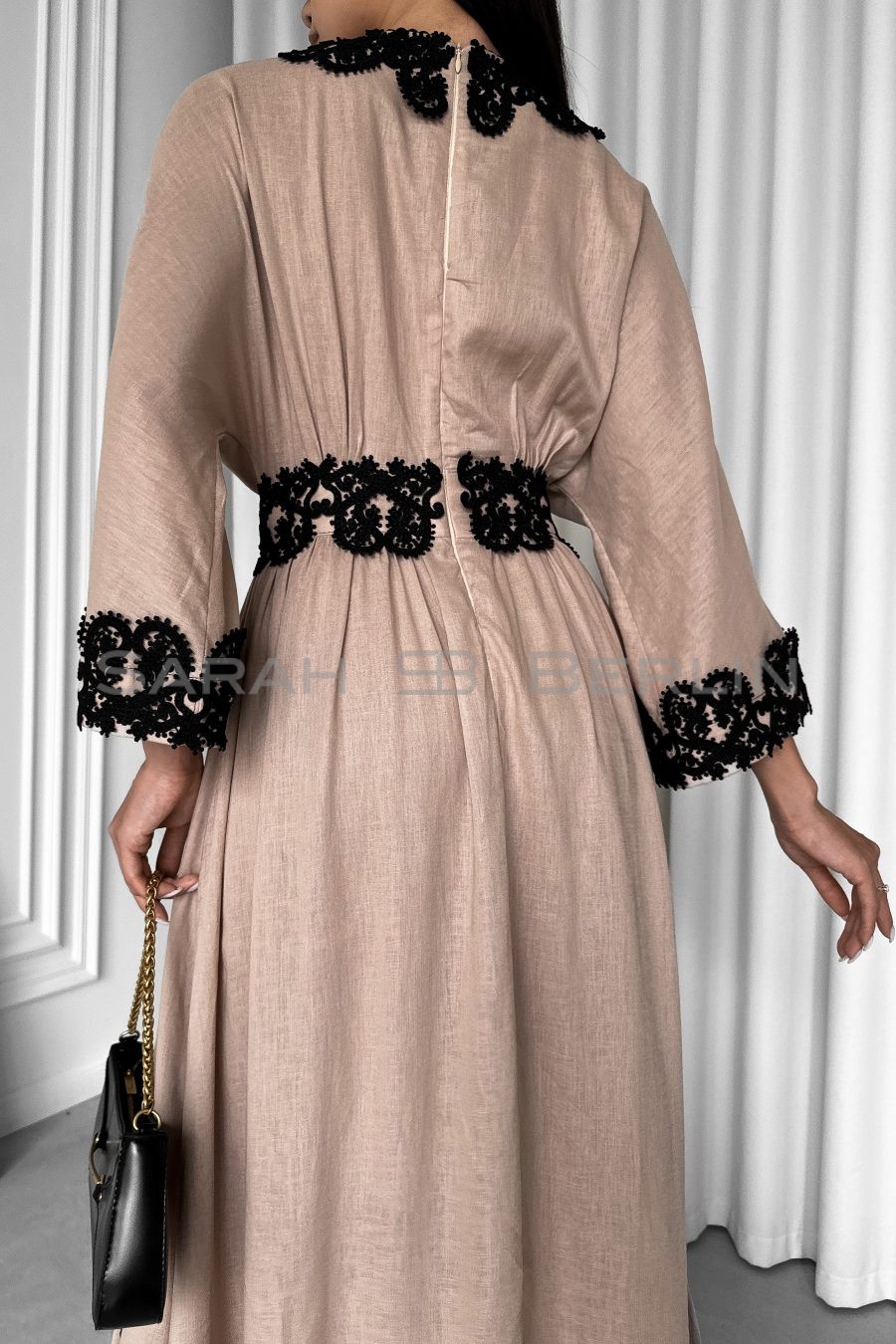 Linen fitted dress with one-piece sleeves, with lace