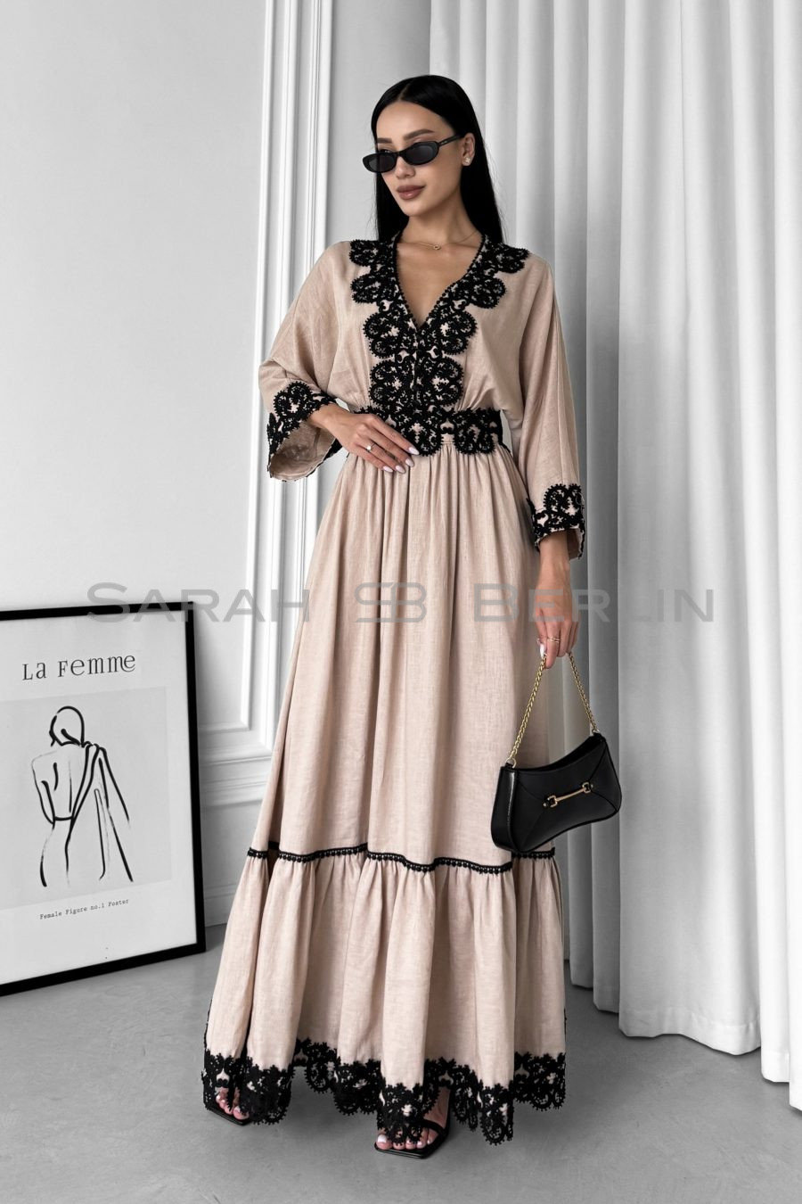 Linen fitted dress with one-piece sleeves, with lace