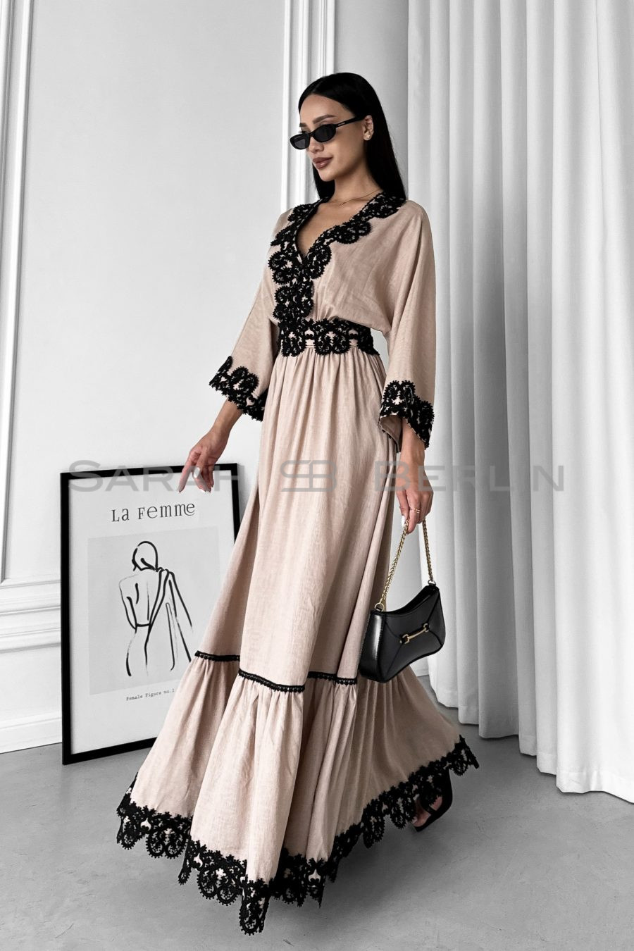 Linen fitted dress with one-piece sleeves, with lace