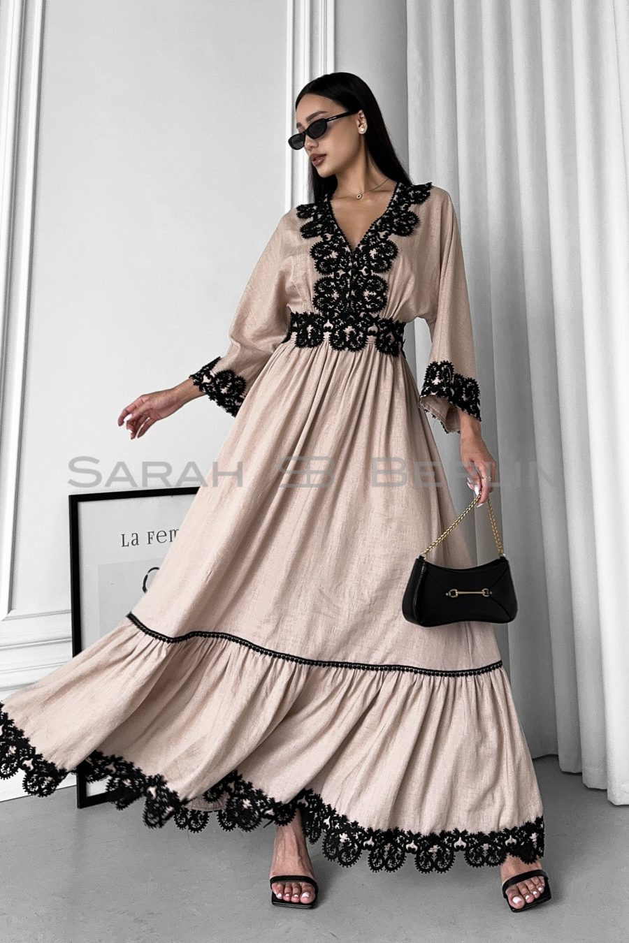 Linen fitted dress with one-piece sleeves, with lace