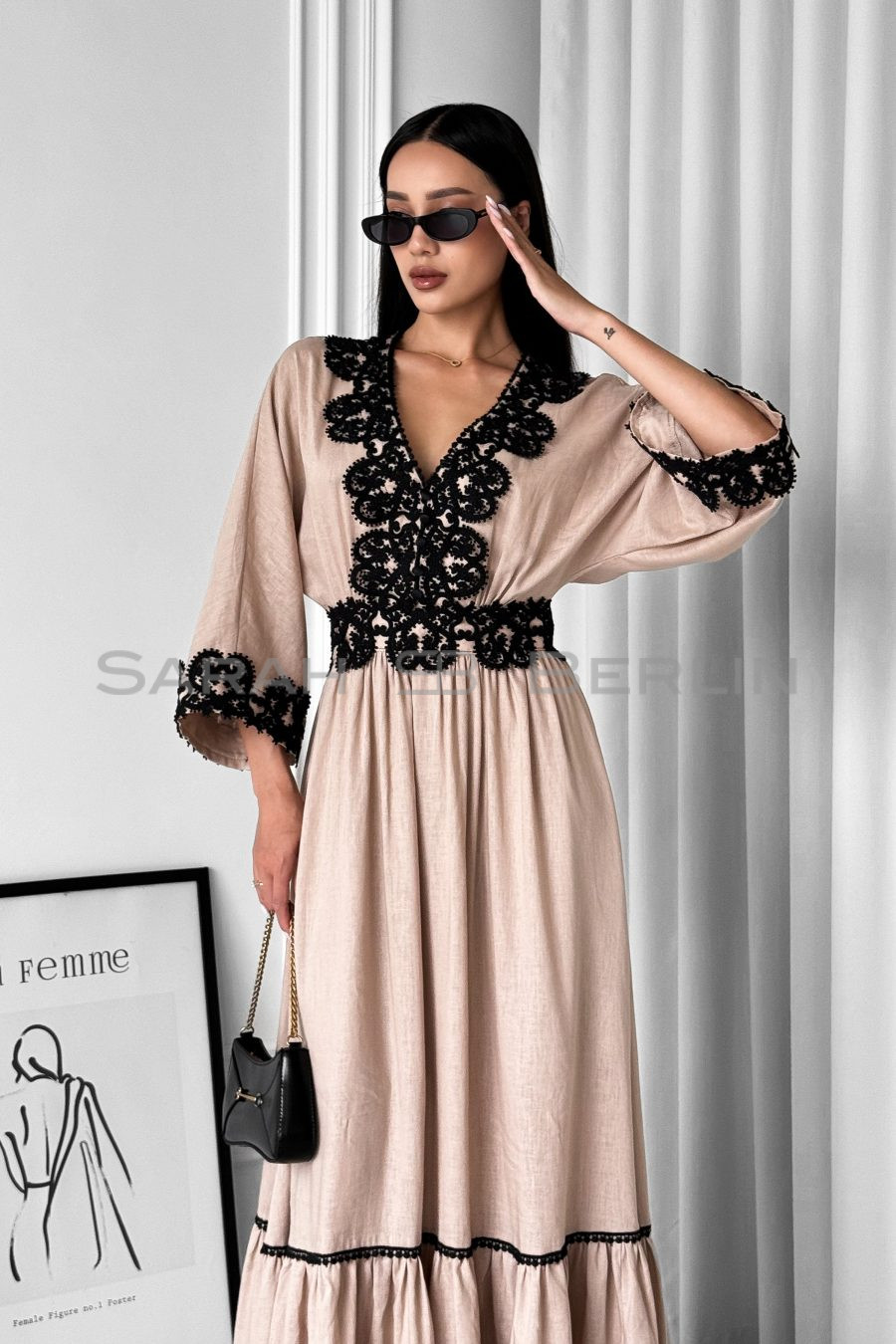 Linen fitted dress with one-piece sleeves, with lace