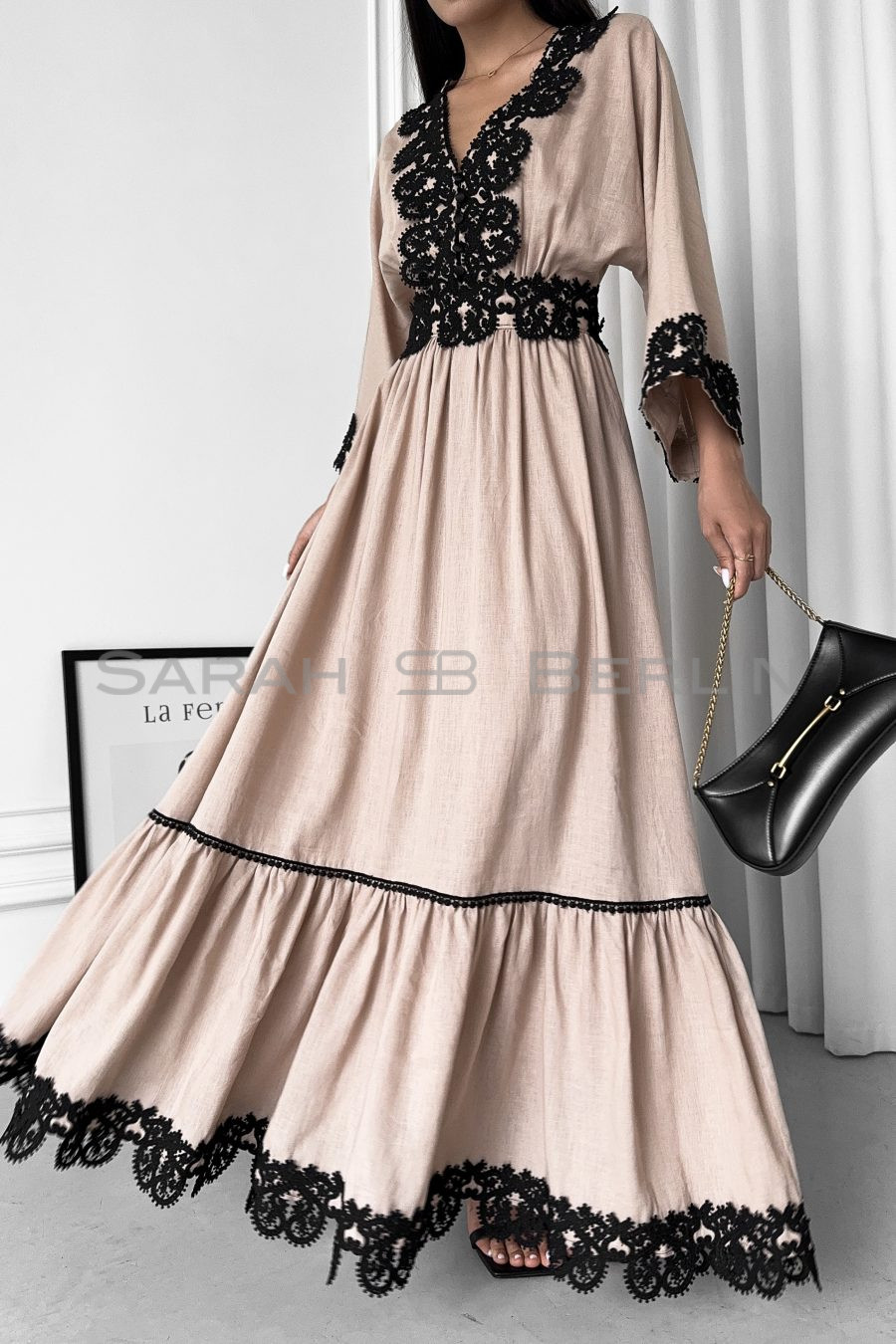 Linen fitted dress with one-piece sleeves, with lace