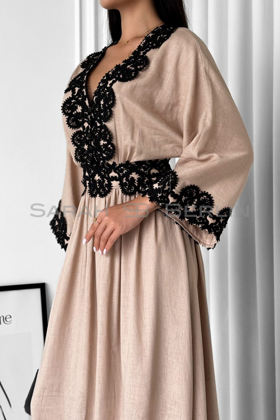 Linen fitted dress with one-piece sleeves, with lace