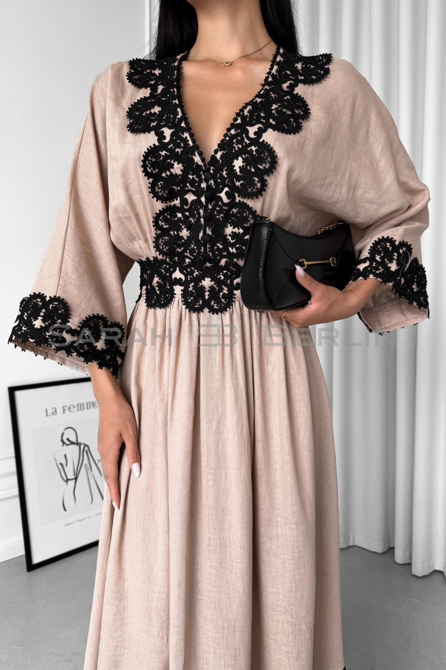 Linen fitted dress with one-piece sleeves, with lace