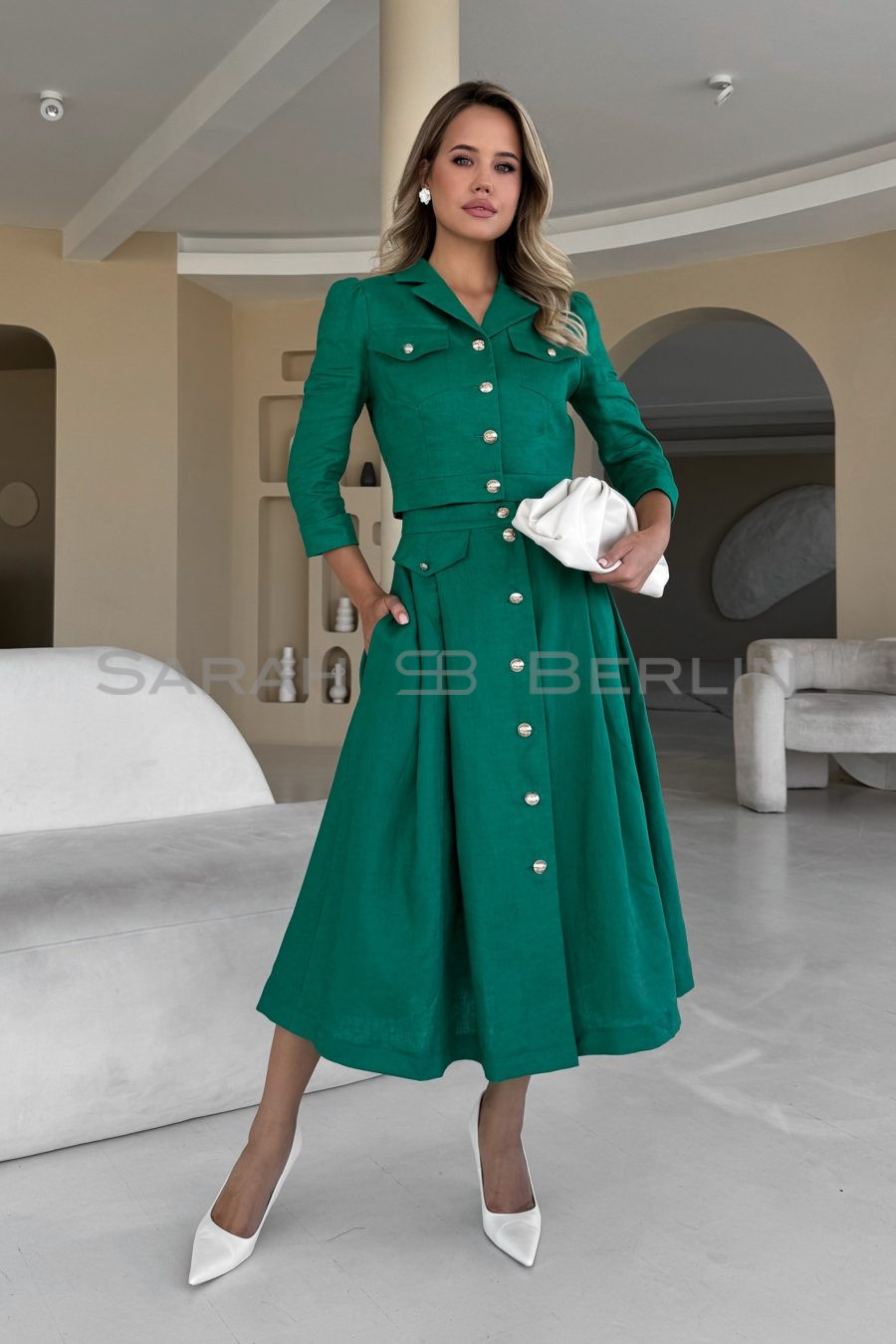 Linen two-piece suit with front closure: top with pockets and pleated skirt