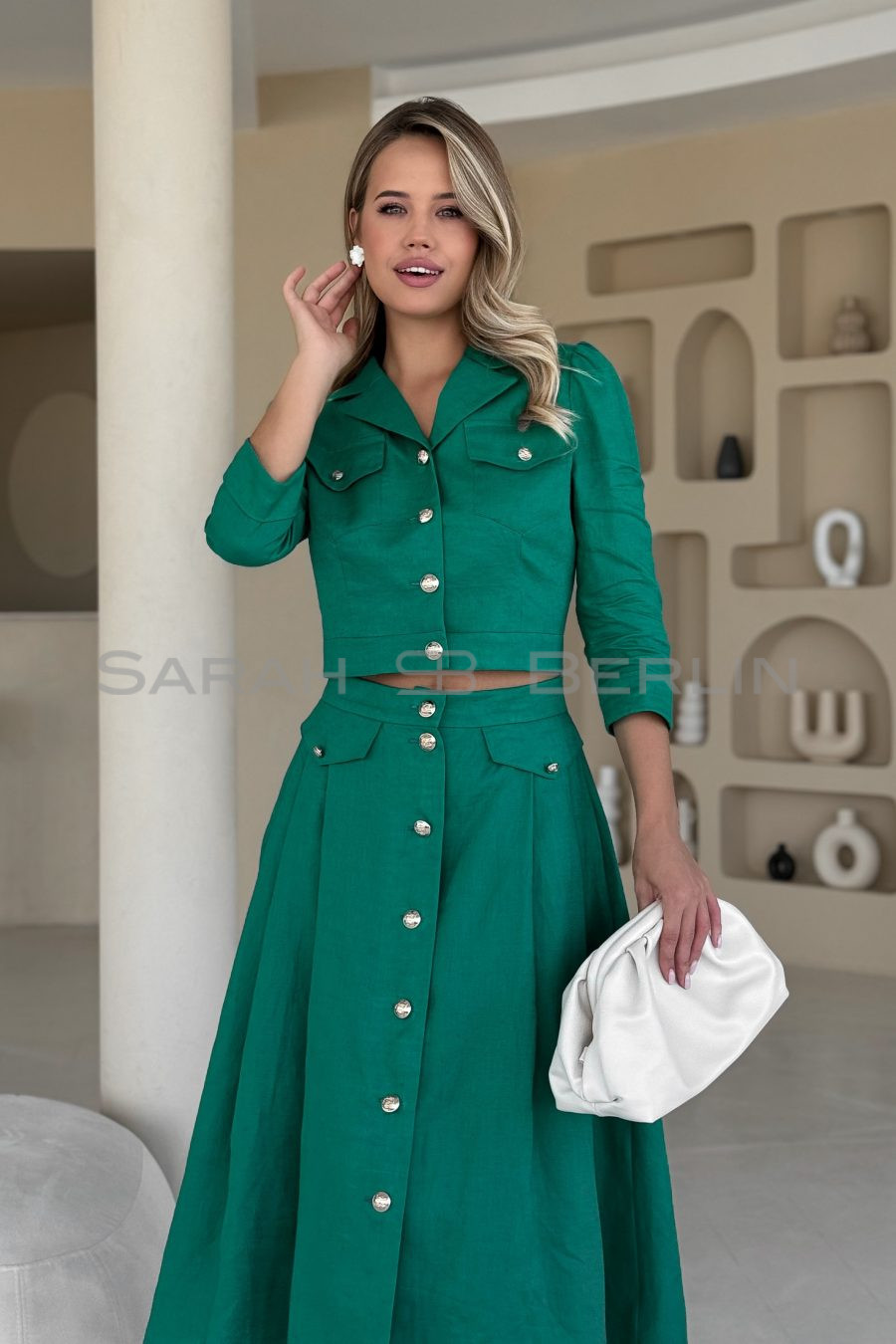 Linen two-piece suit with front closure: top with pockets and pleated skirt