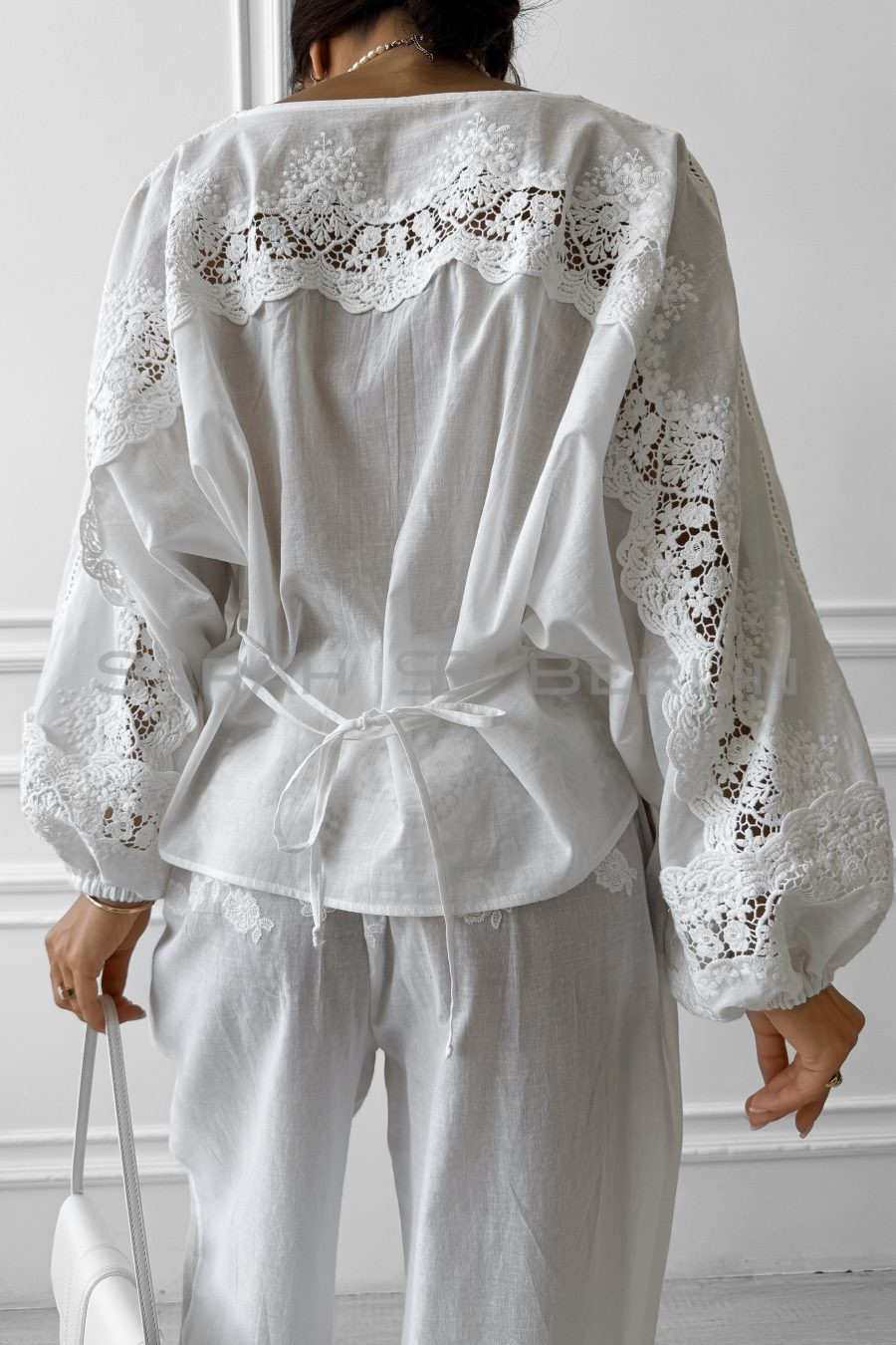 Cotton blouse with full sleeves, with embroidery