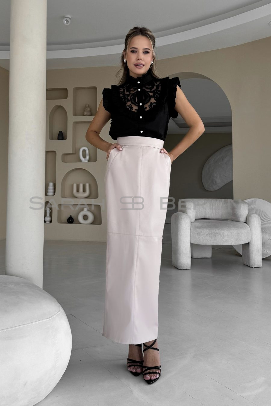 Long skirt made of eco leather, with pockets