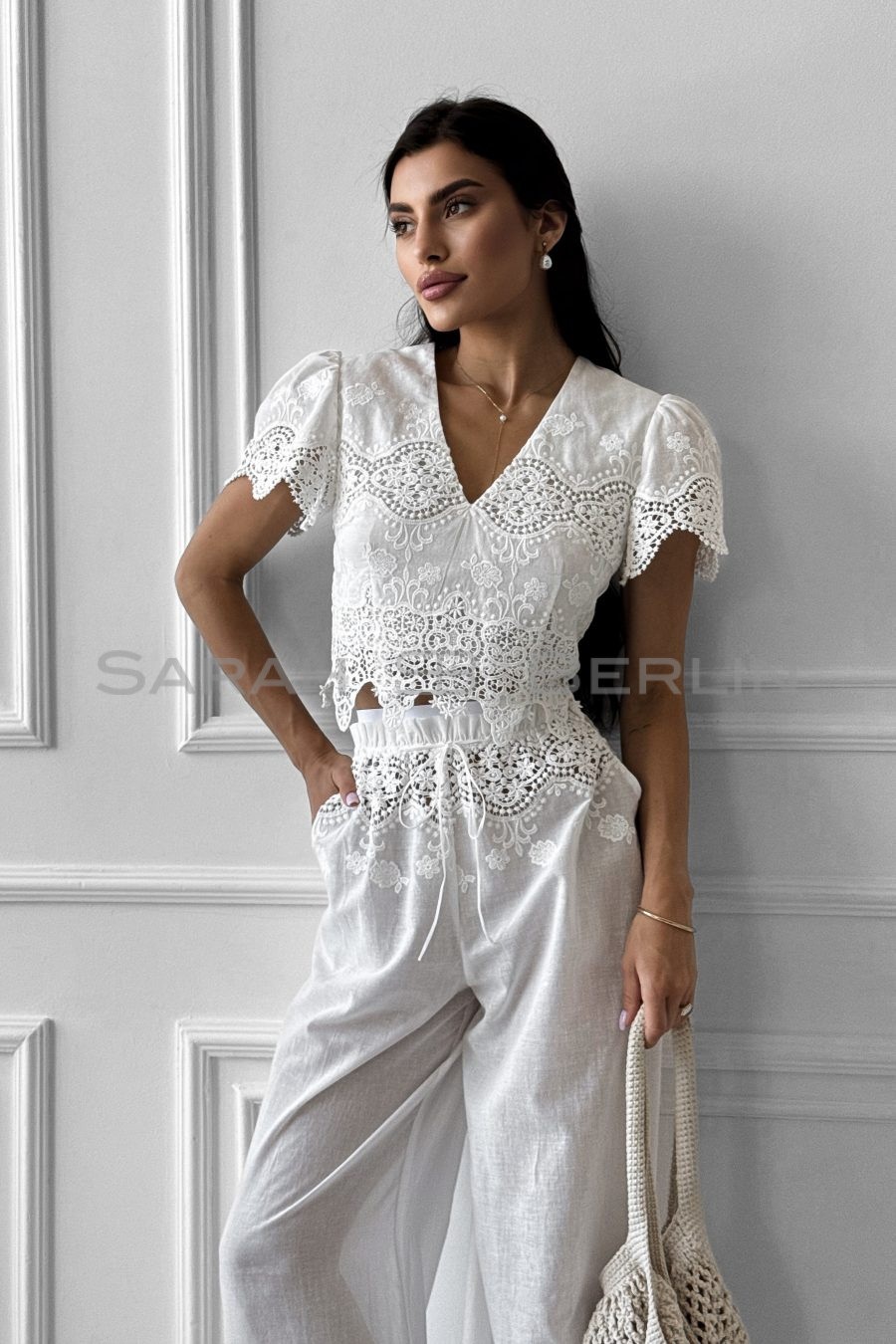 Top in cambric with Roman embroidery, sharp neckline