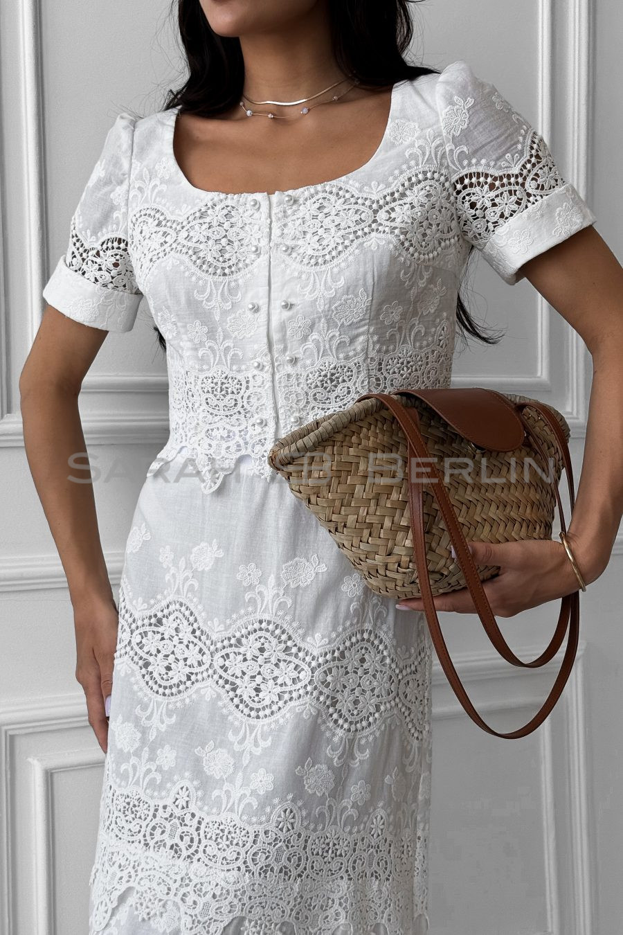 Top in cambric with Roman embroidery, double pearl clasp