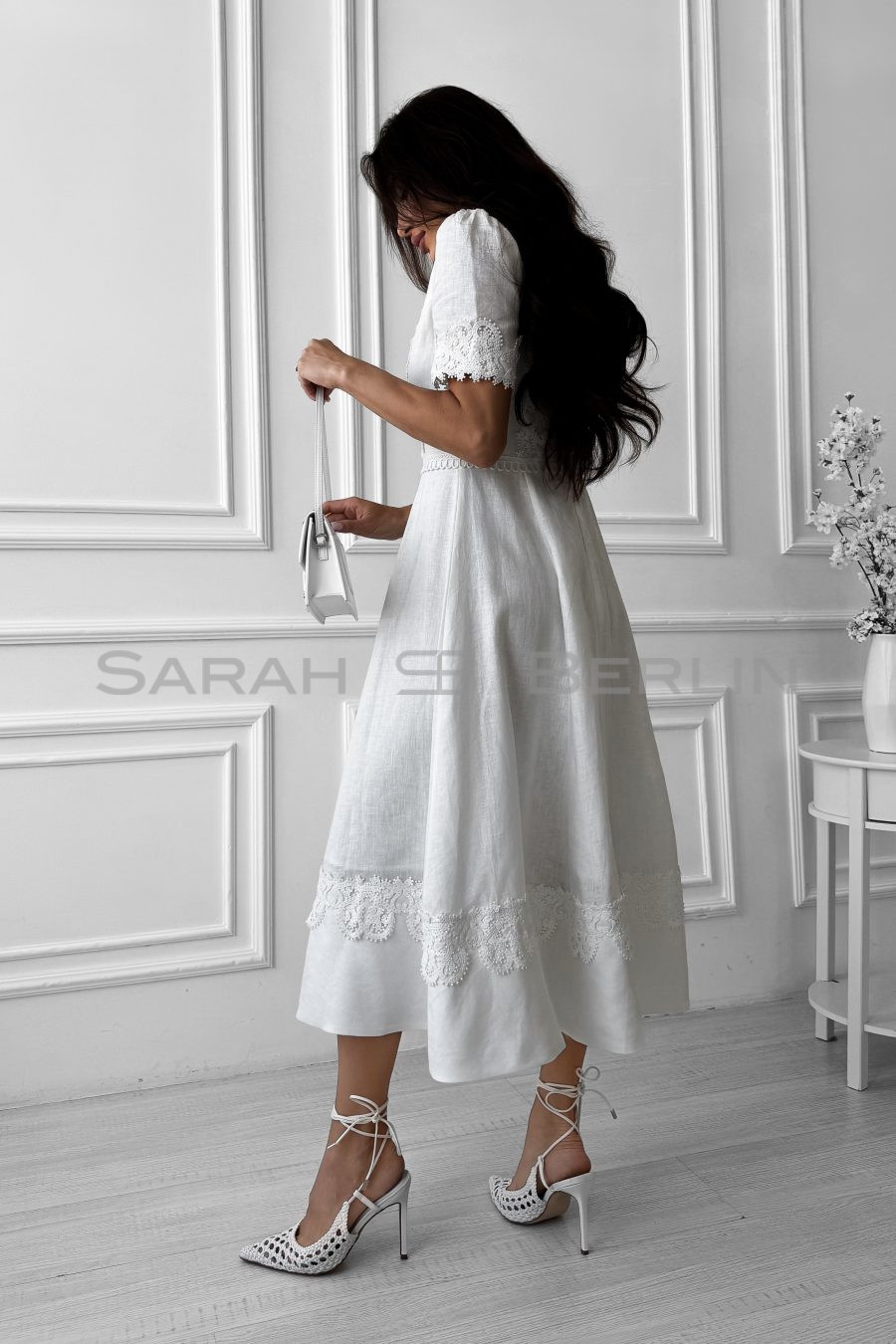 Linen dress with a flared skirt, with lace and lacing