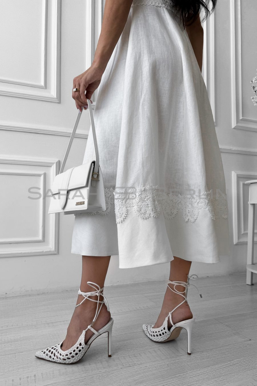 Linen dress with a flared skirt, with lace and lacing