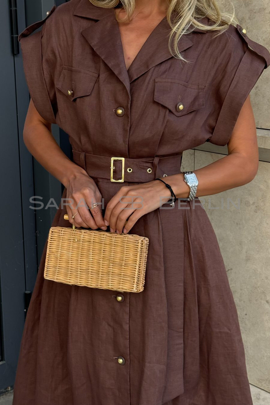 Linen dress with one-piece short sleeves, with a belt, with a front closure