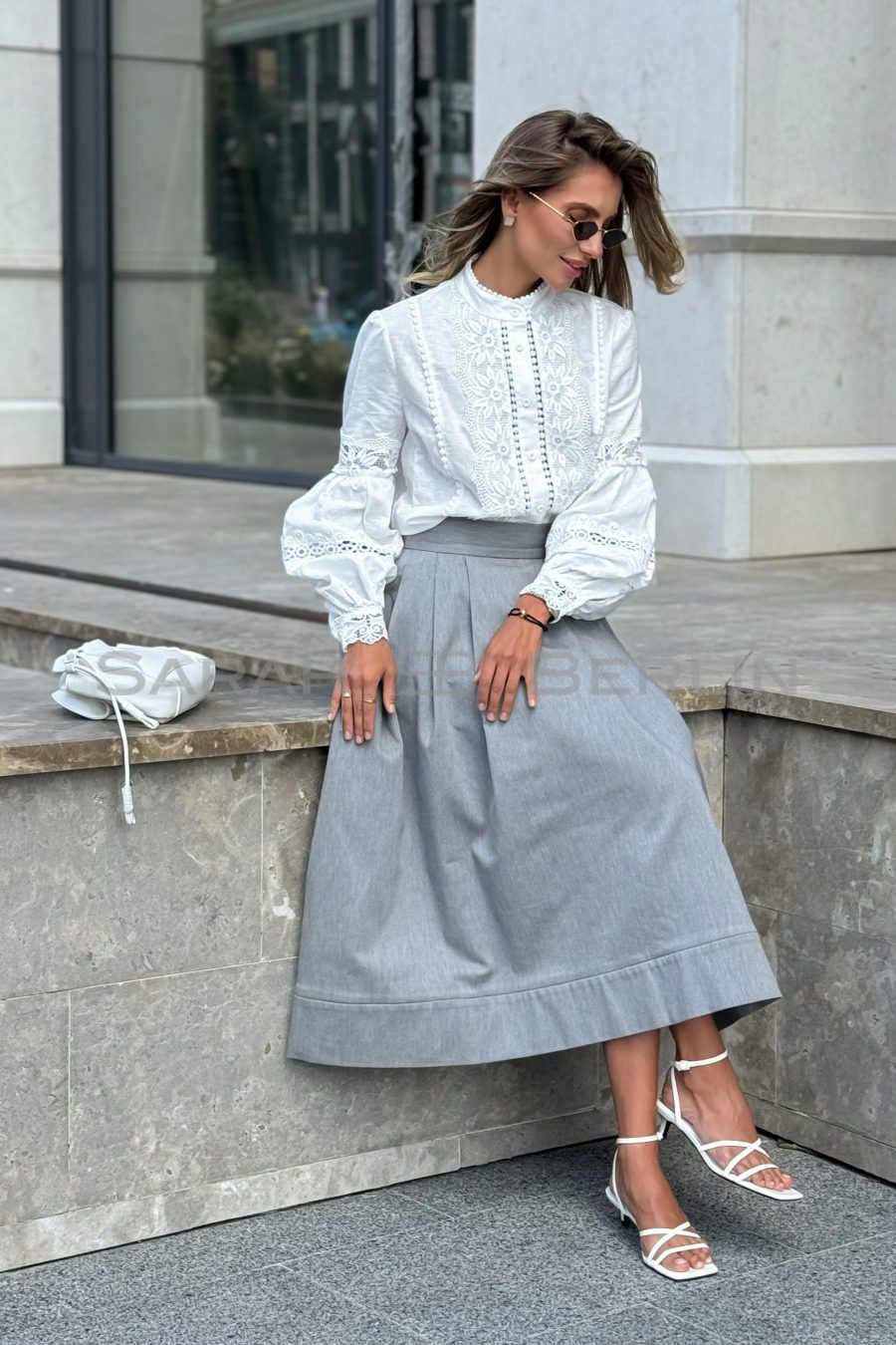 Cotton blouse with puff sleeves and Gerbera lace