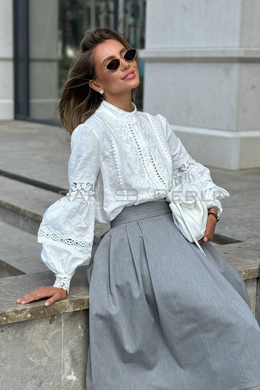 Cotton blouse with puff sleeves and Gerbera lace