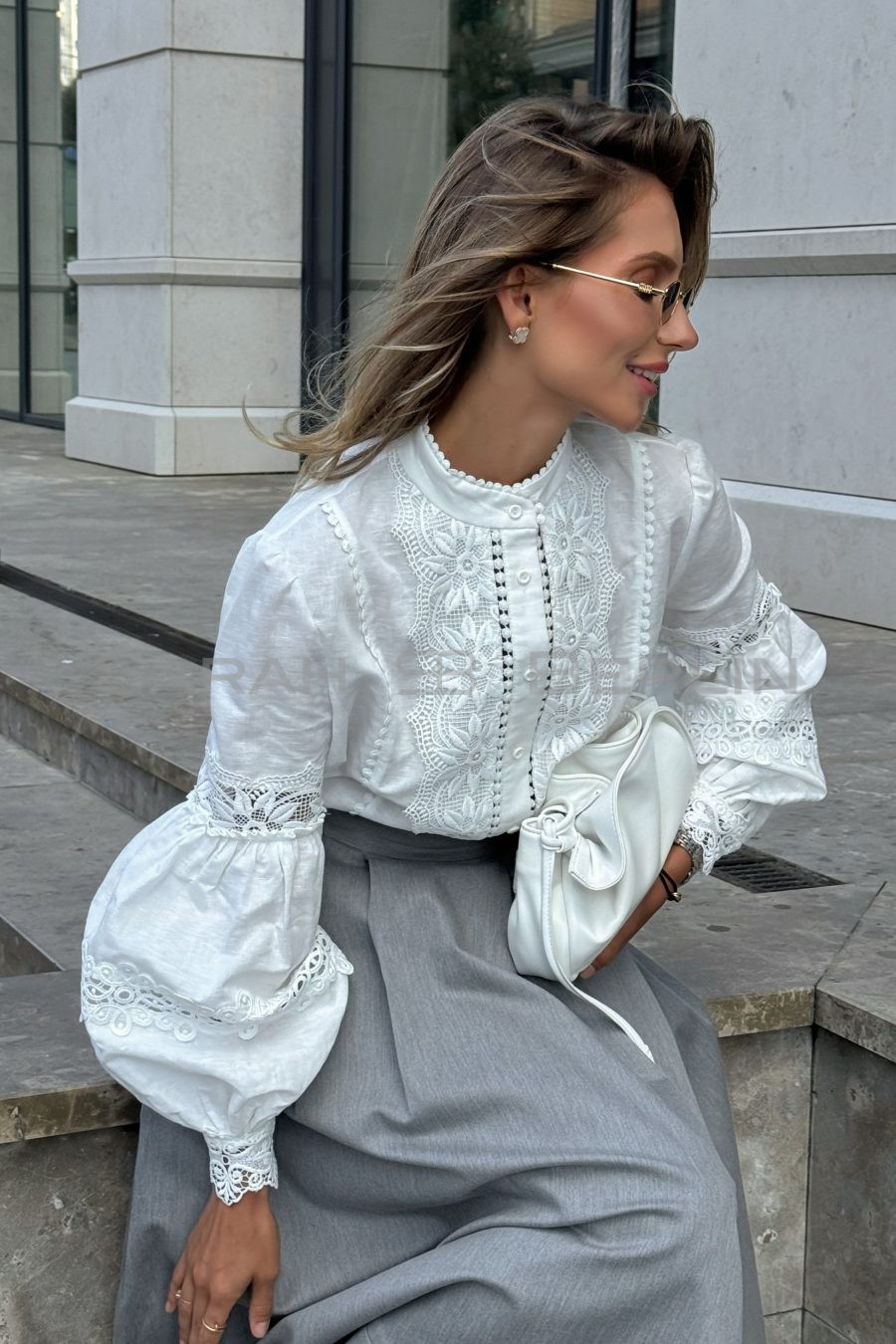 Cotton blouse with puff sleeves and Gerbera lace