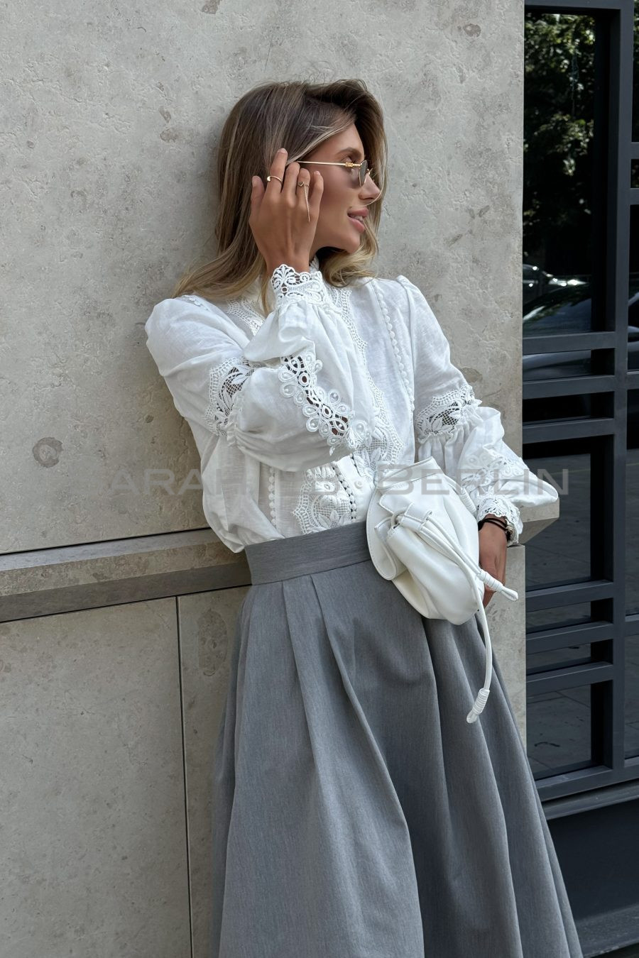 Cotton blouse with puff sleeves and Gerbera lace