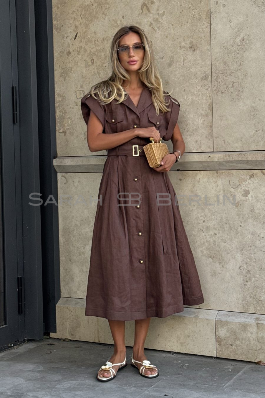 Linen dress with one-piece short sleeves, with a belt, with a front closure