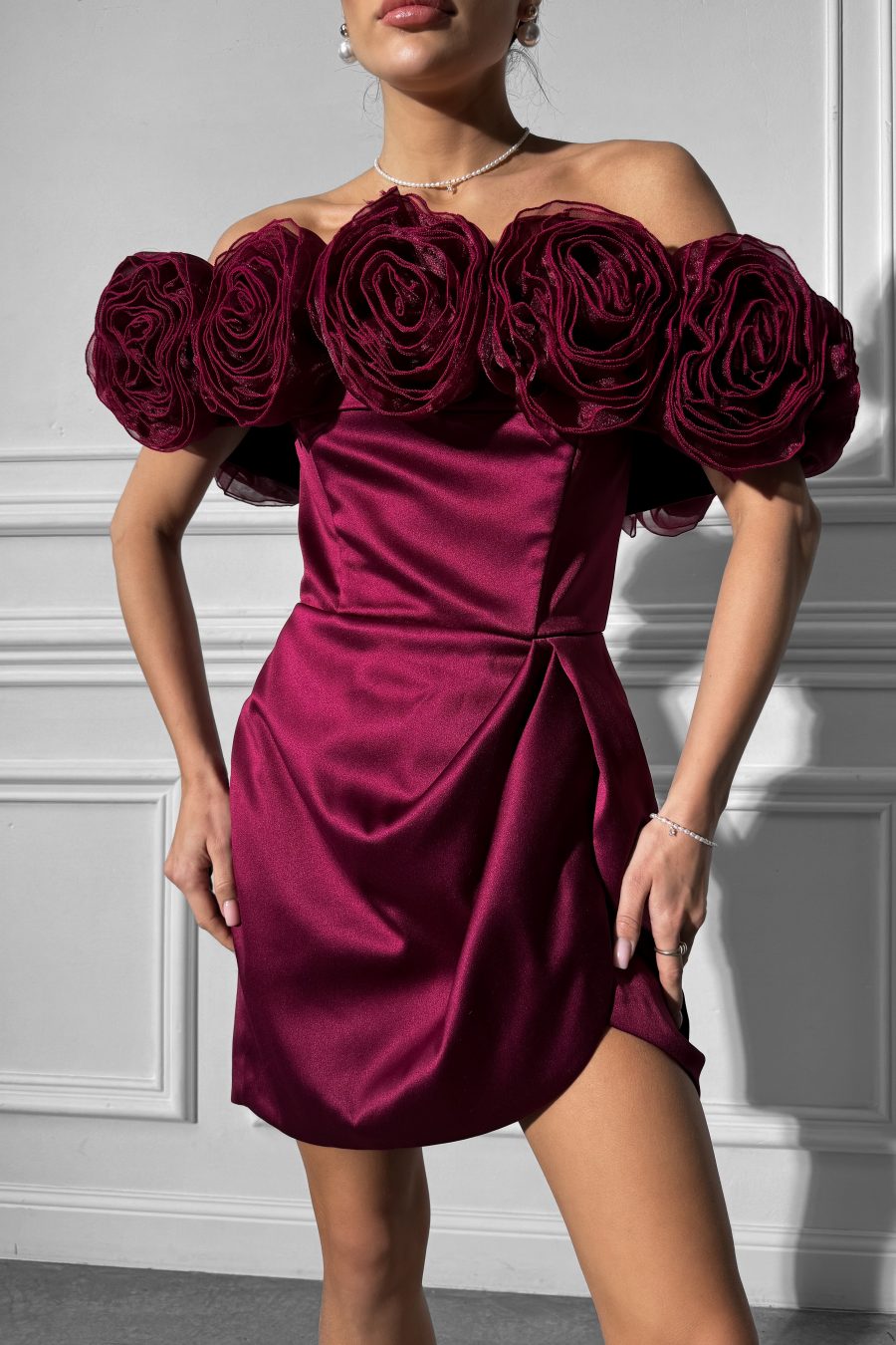 Short dress with corset and laces, off-shoulder, with organza roses