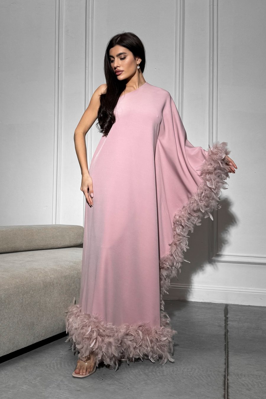 Long dress with a loose silhouette on one shoulder, with feathers