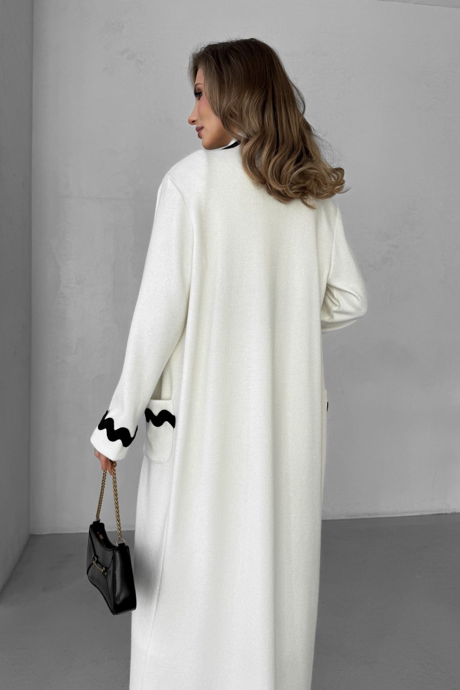 Knitted long cardigan with patch pockets and wavy trim