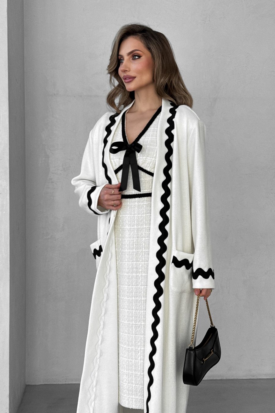 Knitted long cardigan with patch pockets and wavy trim