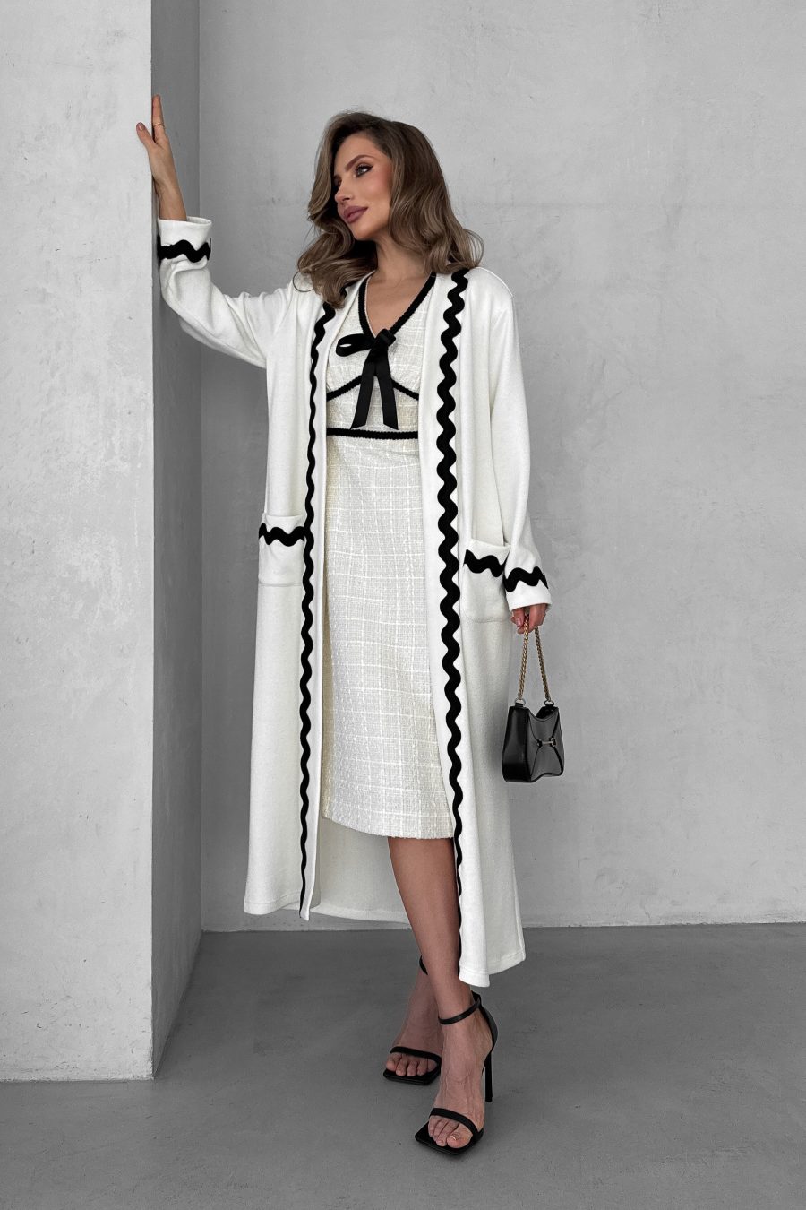 Knitted long cardigan with patch pockets and wavy trim