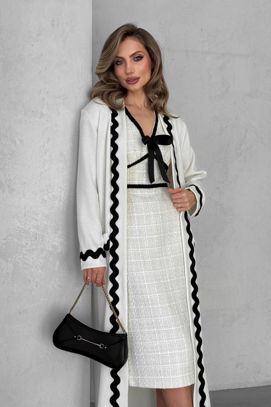 Knitted long cardigan with patch pockets and wavy trim