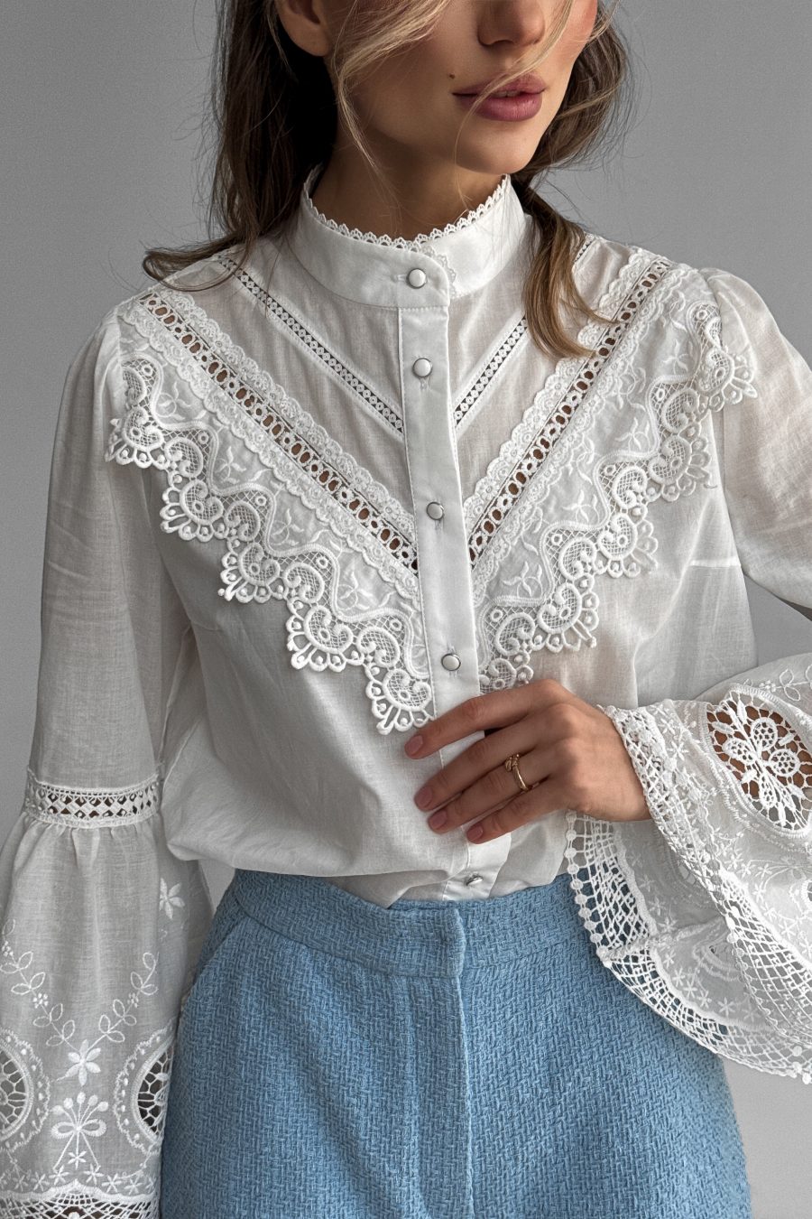 Cotton blouse with embroidery and lace