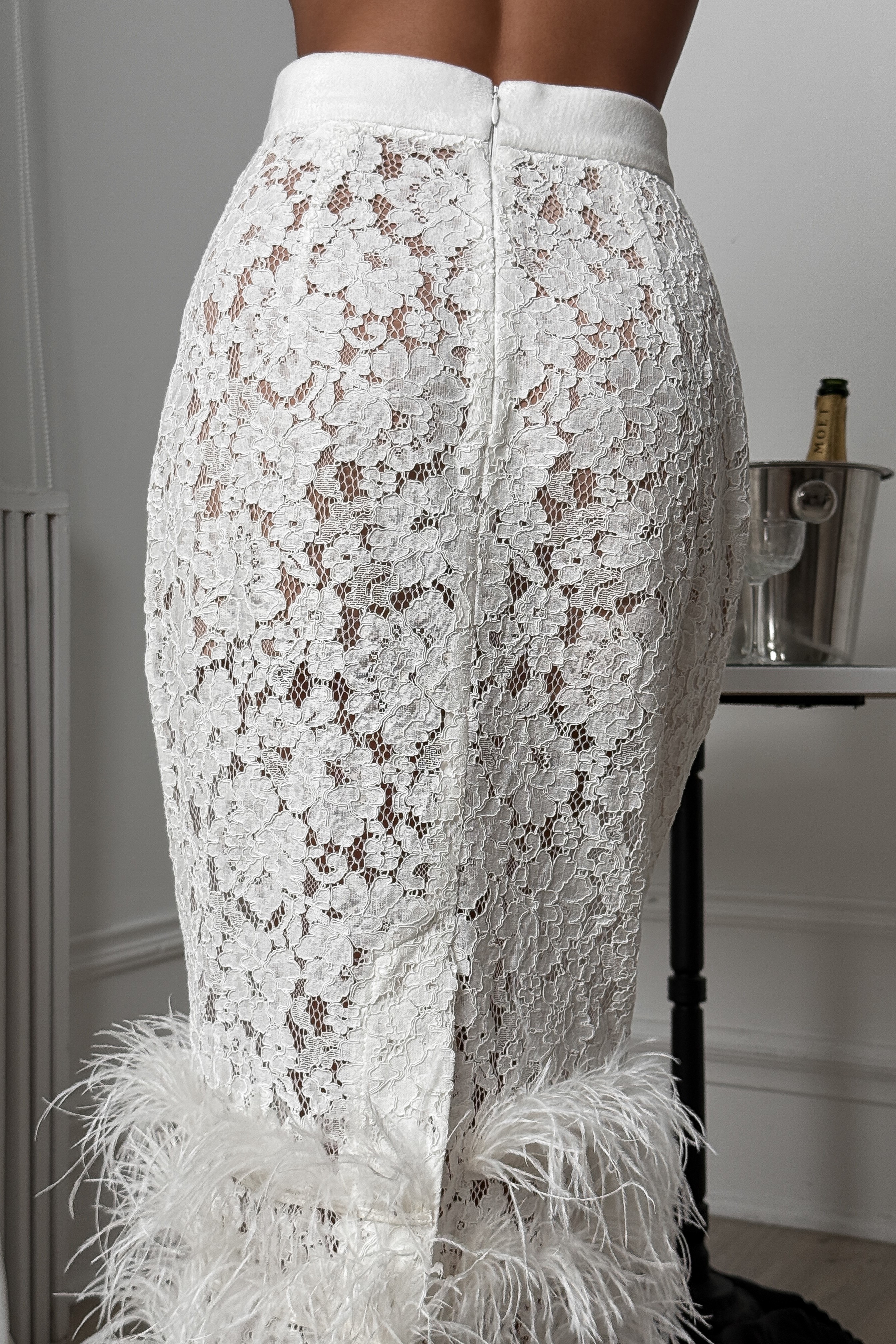 IMG_1582-2 Кружевная юбка карандаш миди с перьями, с бежевой подкладкой в комплекте