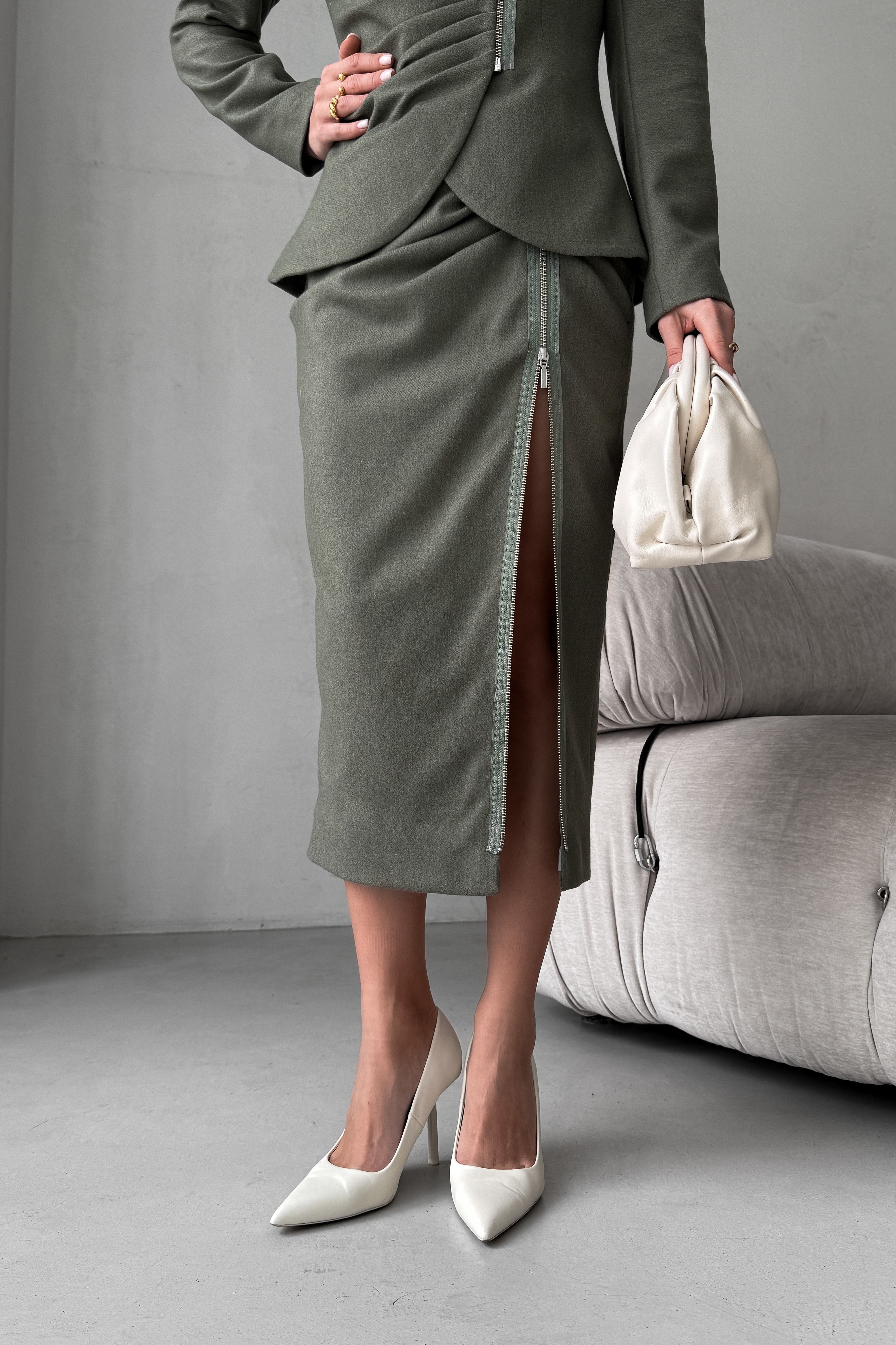 IMG_7730-2 Юбка карандаш миди с драпировкой, с разрезом-молнией на ноге